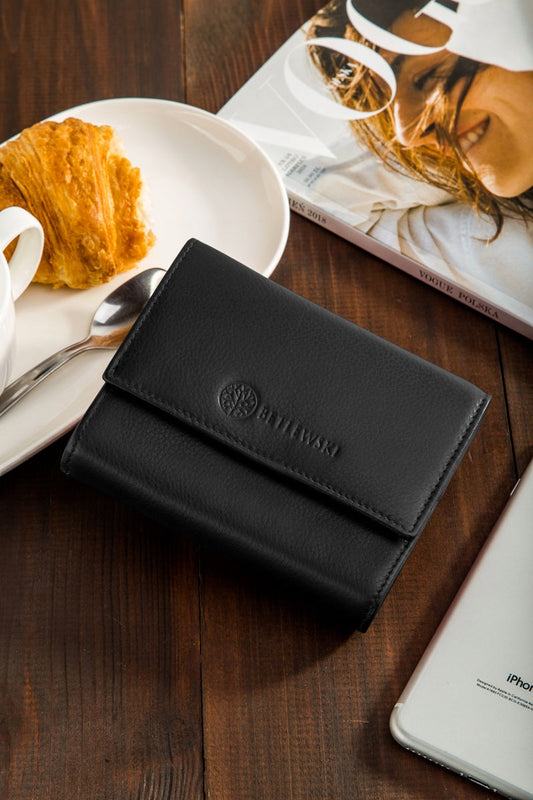 Betlewski Moteriška odinė piniginė su RFID apsauga, giliai juodos spalvos