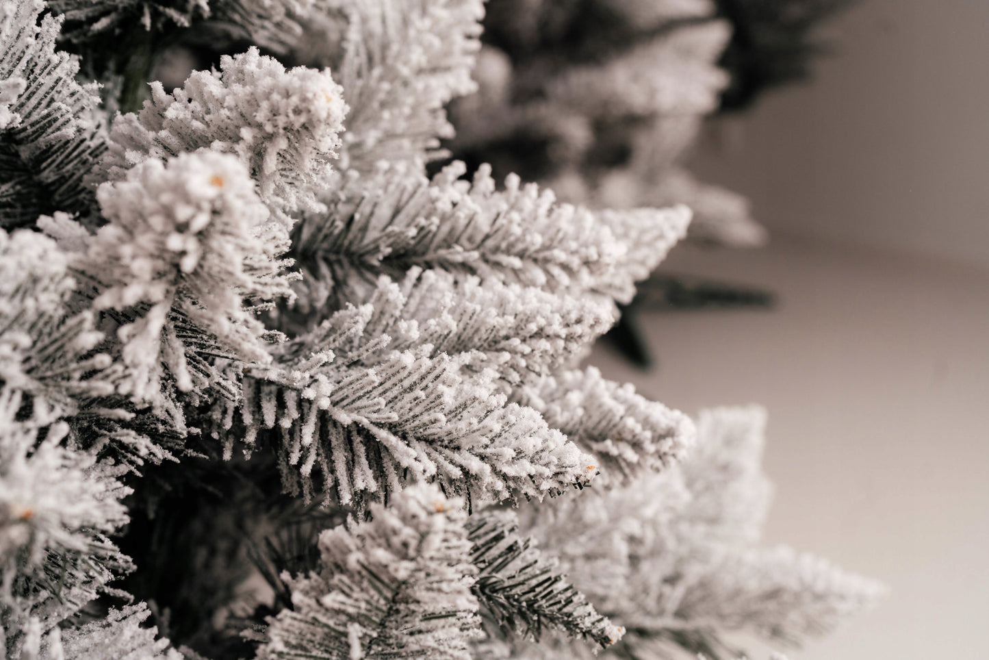 Sniego padengta pušinė eglutė, lyg gyva, 220 cm