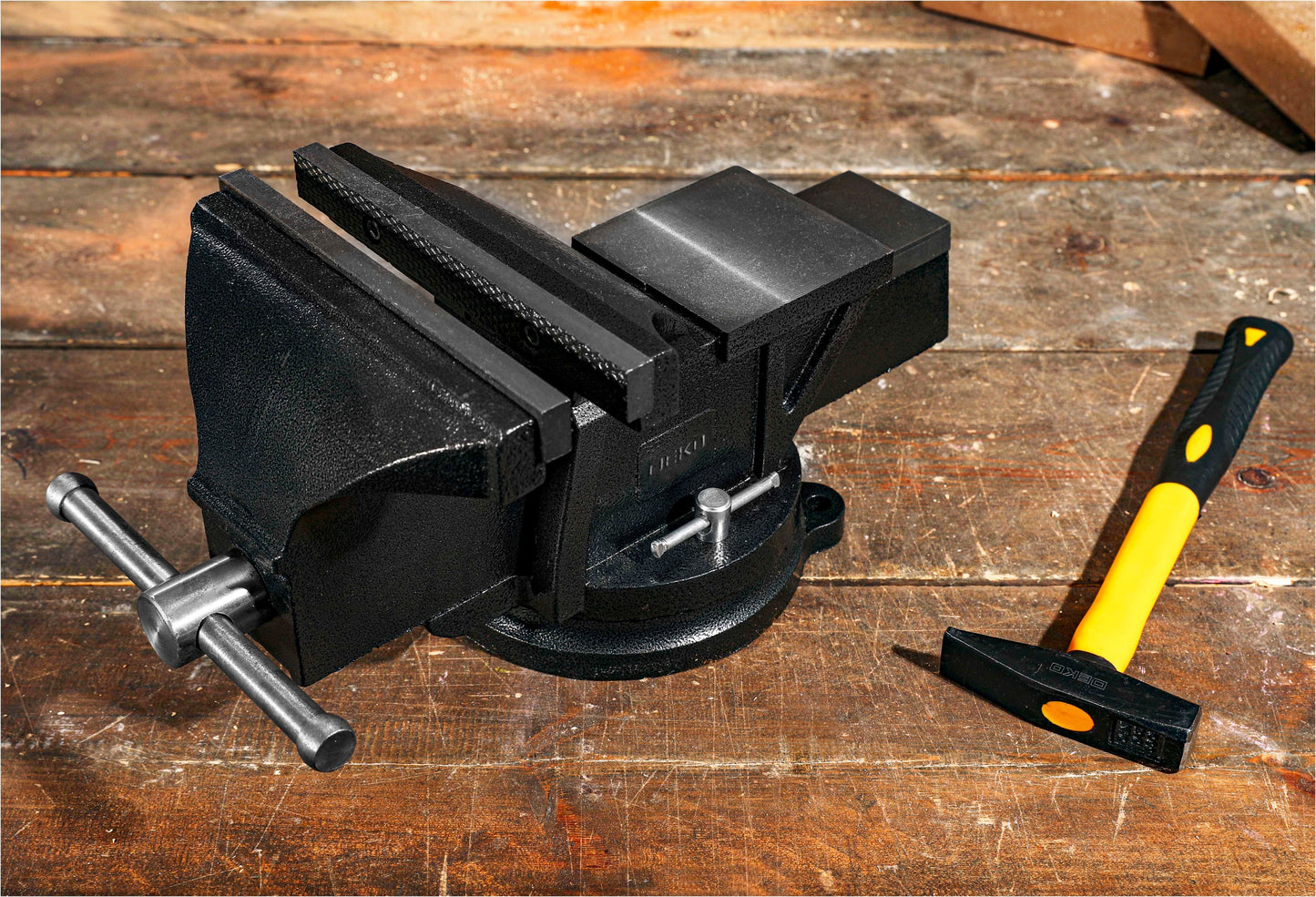 Sukamas metalo apdirbimo spaustuvas su priekalu, 140 mm, 10 kg, ketaus, DEKO