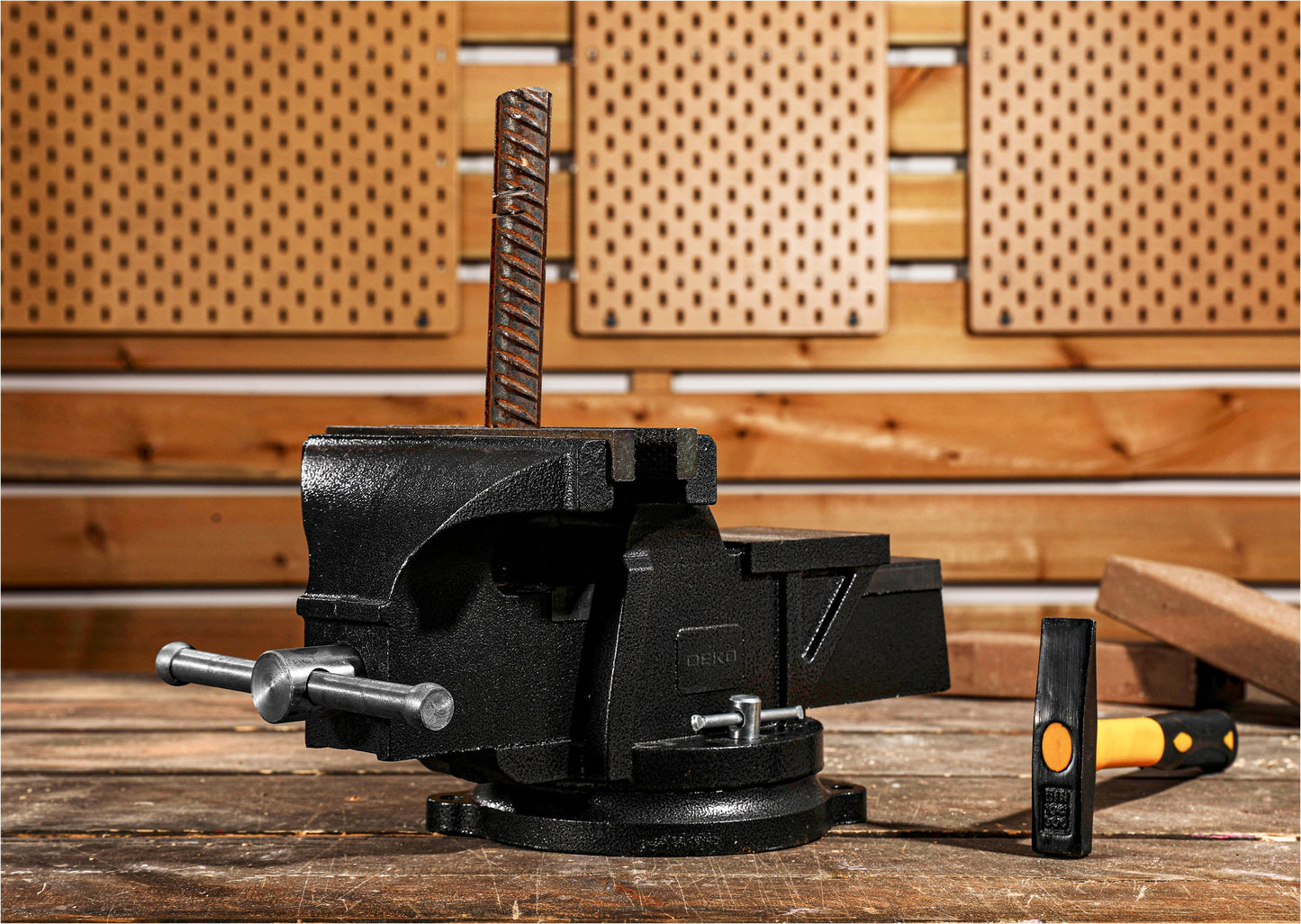 Sukamas metalo apdirbimo spaustuvas su priekalu, 140 mm, 10 kg, ketaus, DEKO