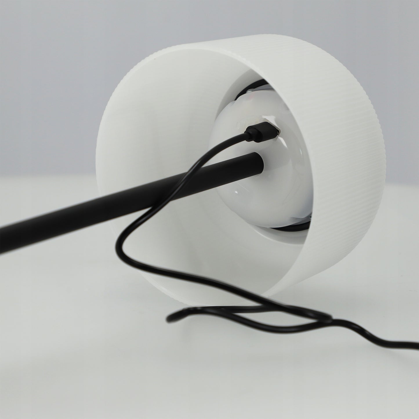 LED stalinė lemputė su lietimu, įkraunama, su pritemdikliu ir 3 spalvomis sodui