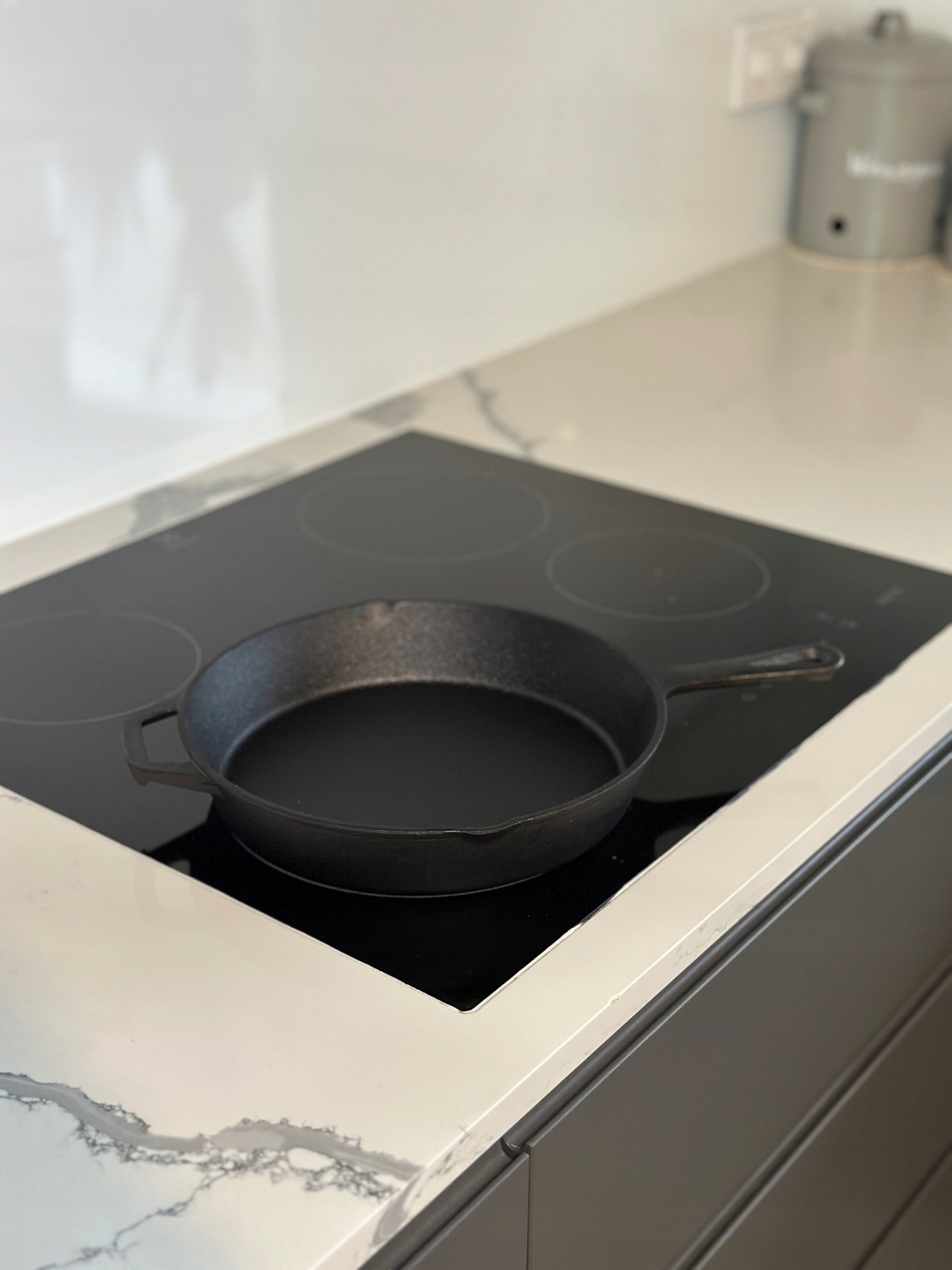 DĖL 30 cm Dydžio Ketaus Keptuvė su Rankena, Indukcijai, Griliui, Dujoms