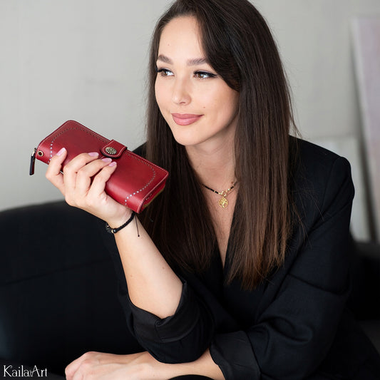 Raudona moteriška odinė piniginė – elegantiška, funkcionali, talpi, su RFID