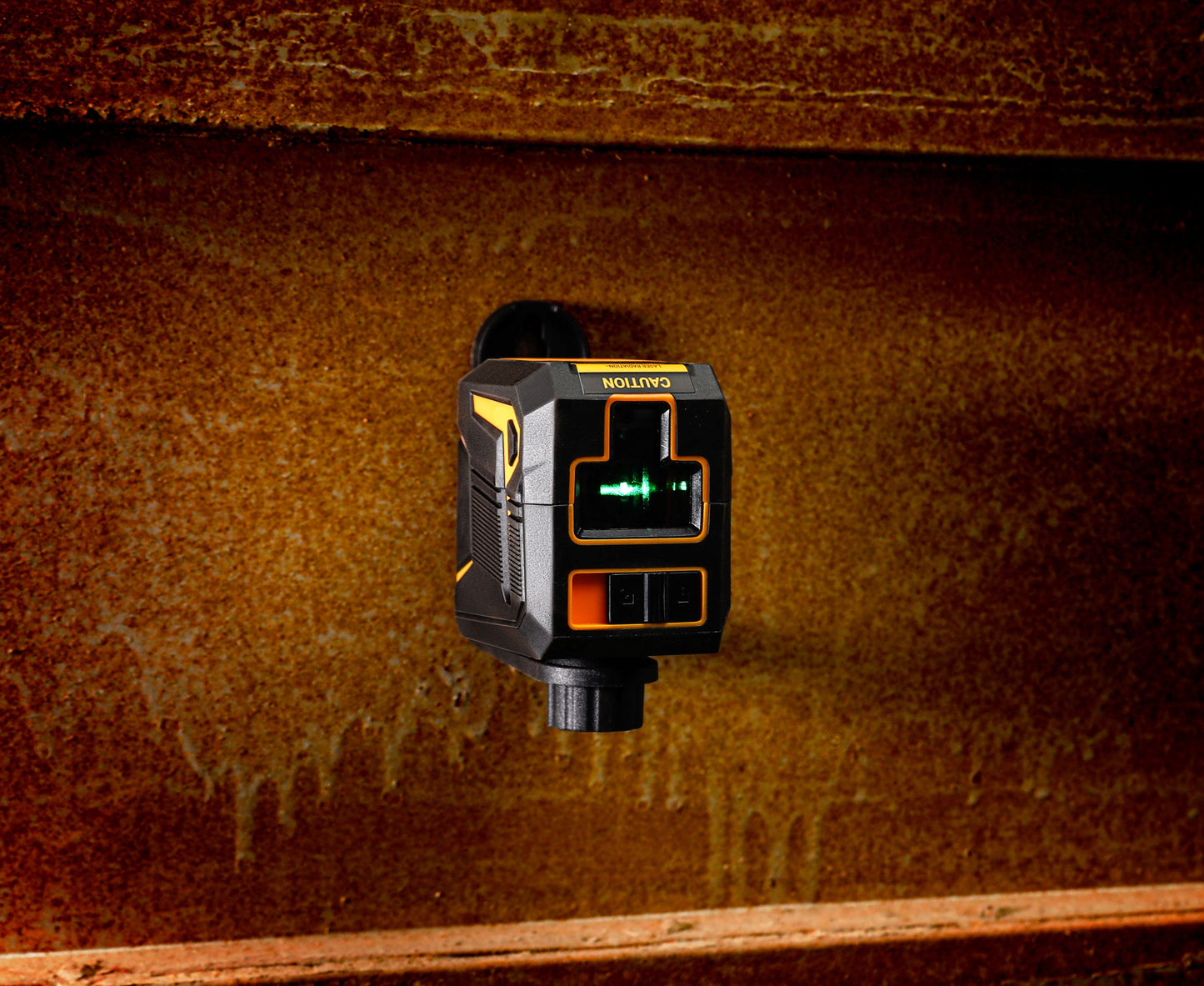 Tikslus žalias kryžminis lazerinis nivelyras su švytuoklės fiksatoriumi DEKO