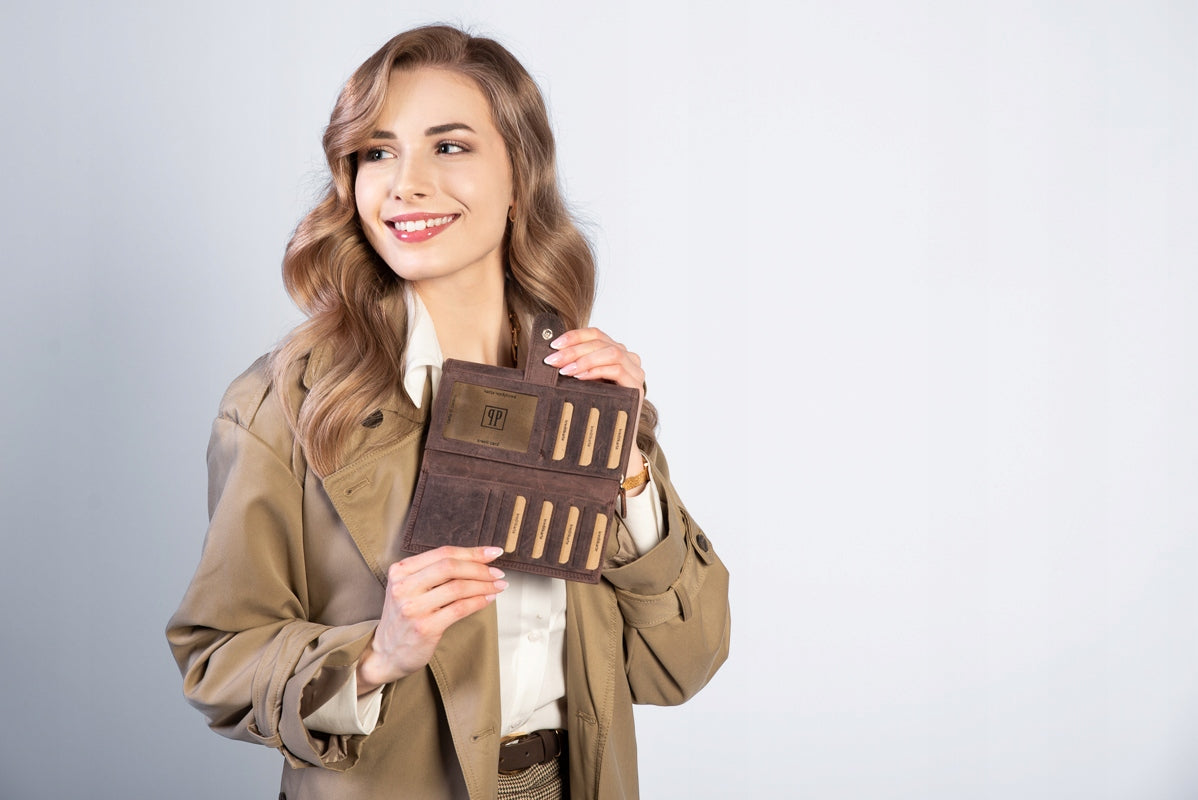 Moteriška odinė piniginė Paolo Peruzzi vintage, su reljefinėmis gėlėmis, RFID