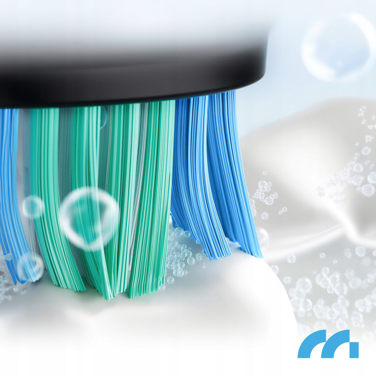 Elektrinis sonic dantų šepetėlis, atsparus vandeniui, su 6 antgaliais ir dėklu.