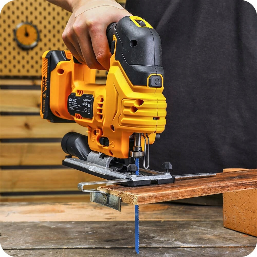 Akumuliatorinė dėlionės pjūklas medienai, metalui 20V 2Ah su ašmenimis, rinkinys DEKO