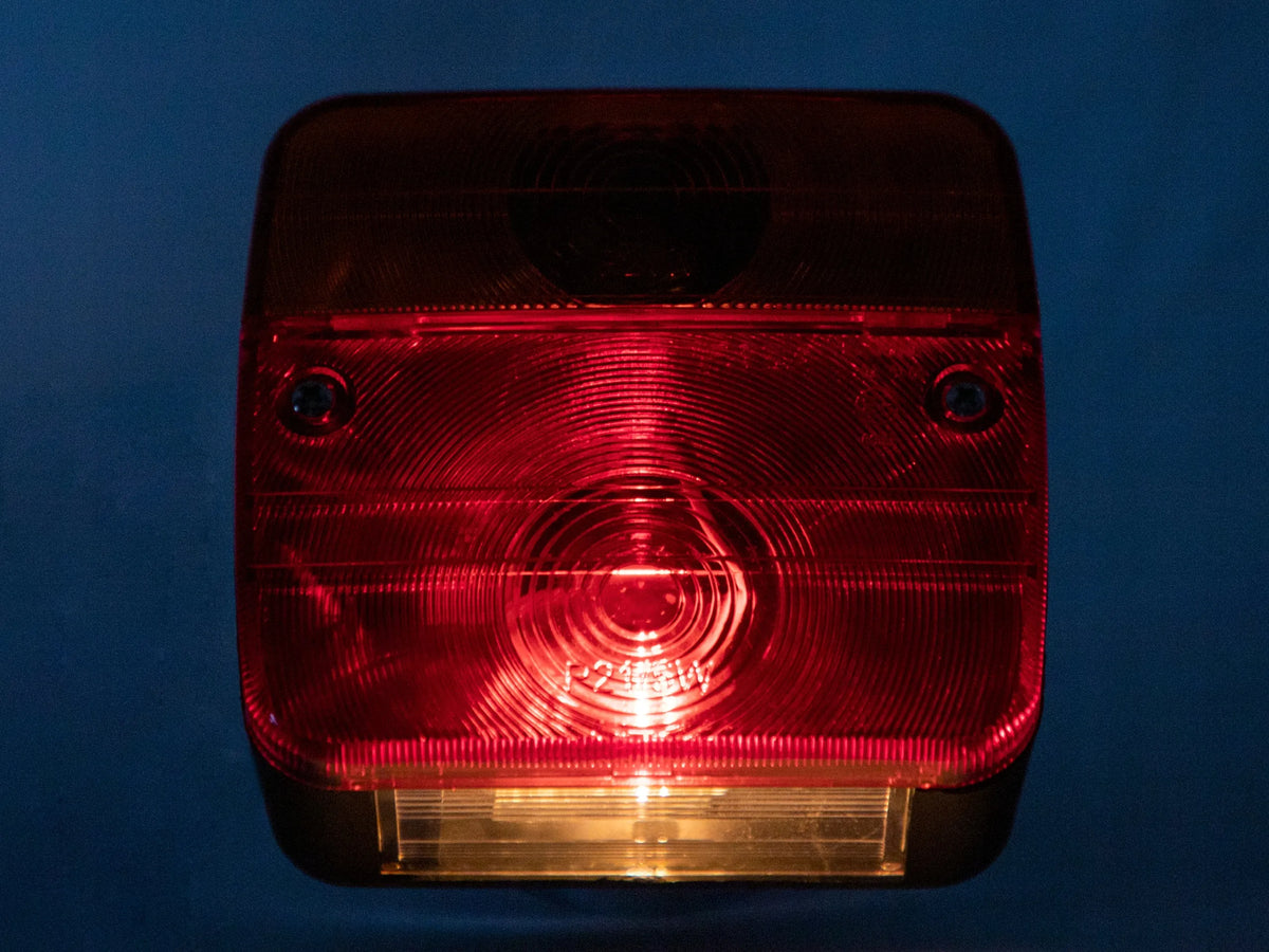2 vnt. universalūs galiniai kombinuoti žibintai priekabai, autovežiui ar automobiliui + 4 lemputės