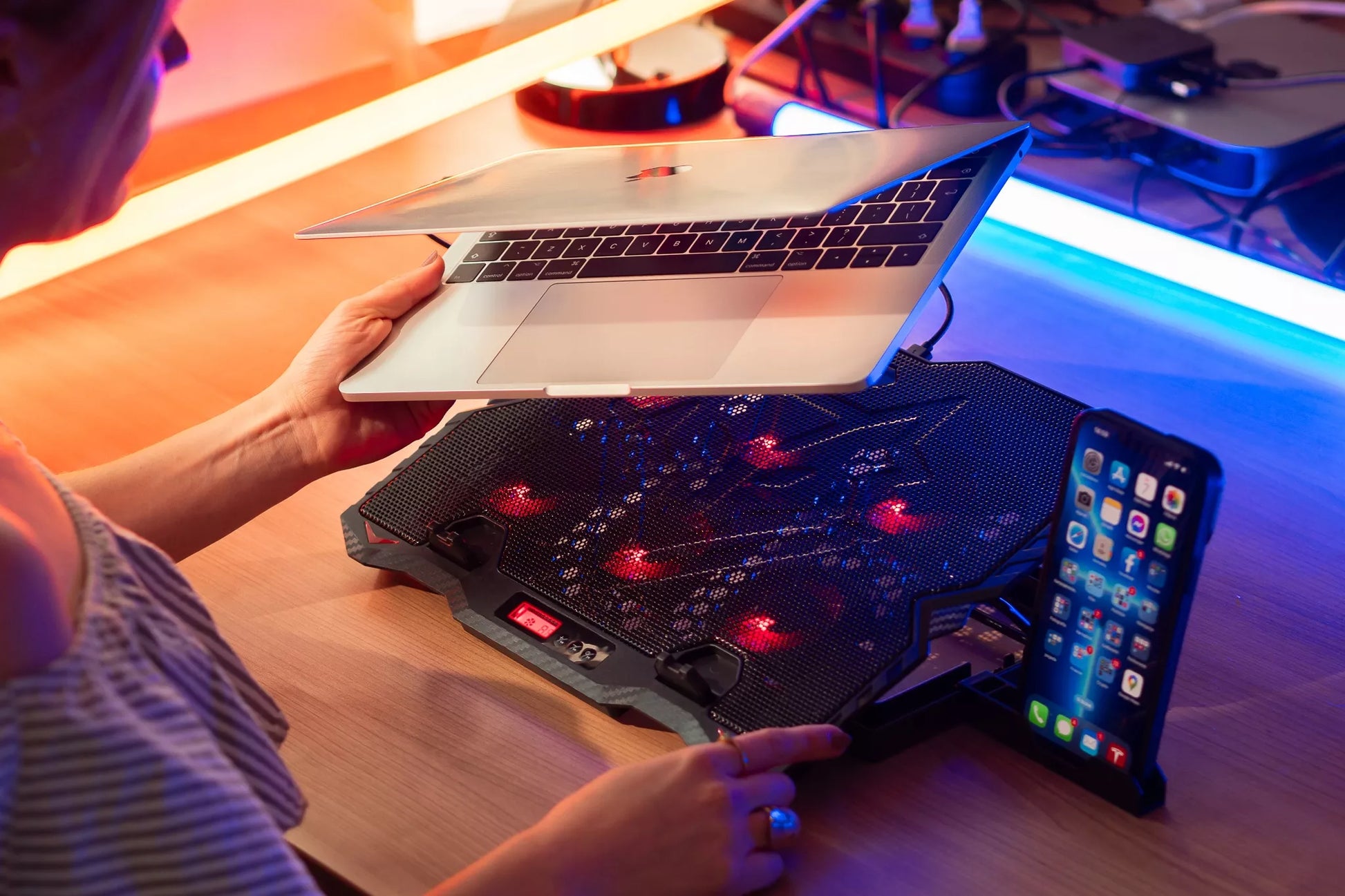 Nešiojamojo kompiuterio aušinimo stovas 15,6' žaidimams, didelis, LED, USB šakotuvas