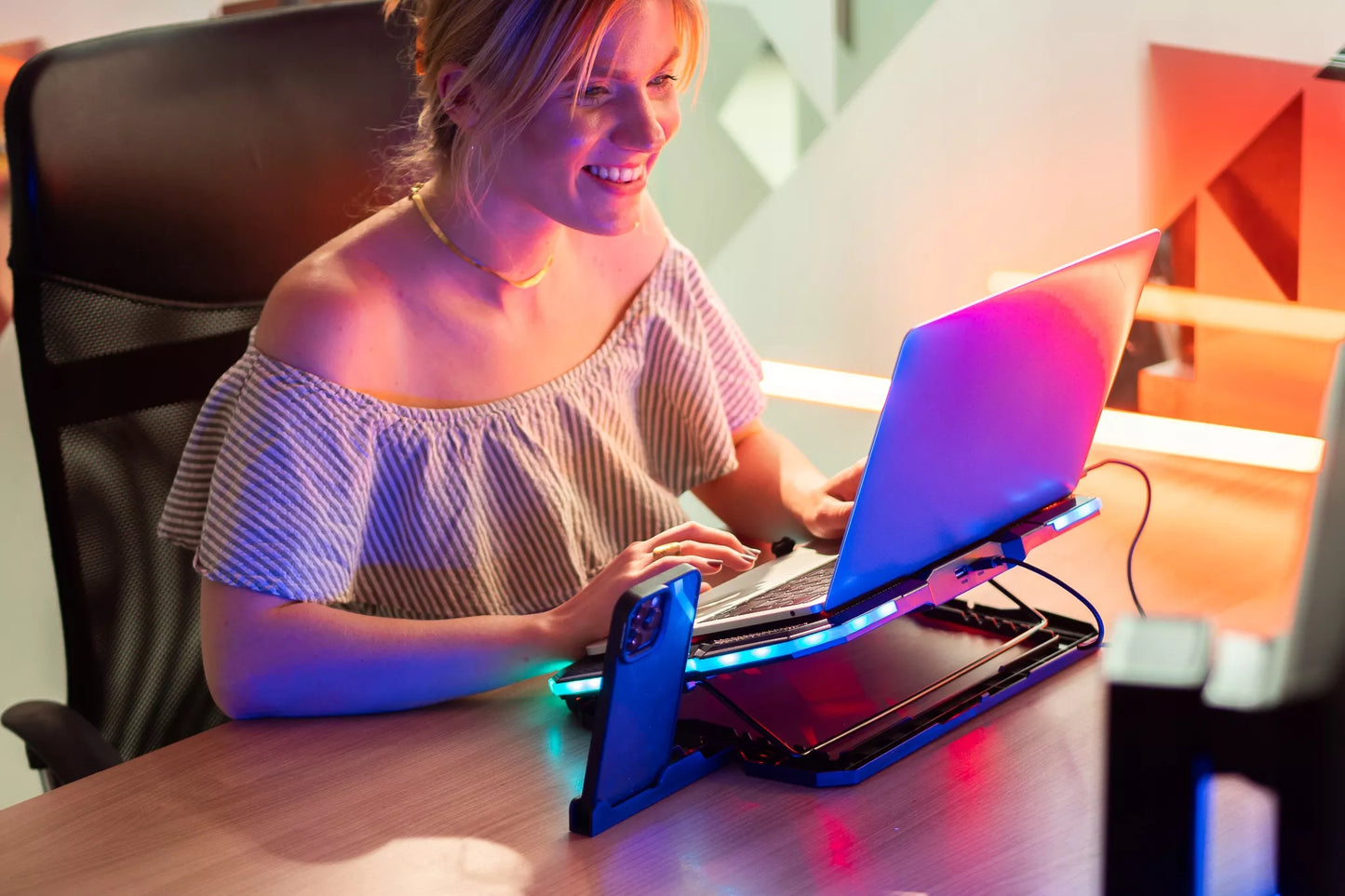 Reguliuojamas nešiojamojo kompiuterio aušinimo stovas 9-17'' LED RGB 2x USB