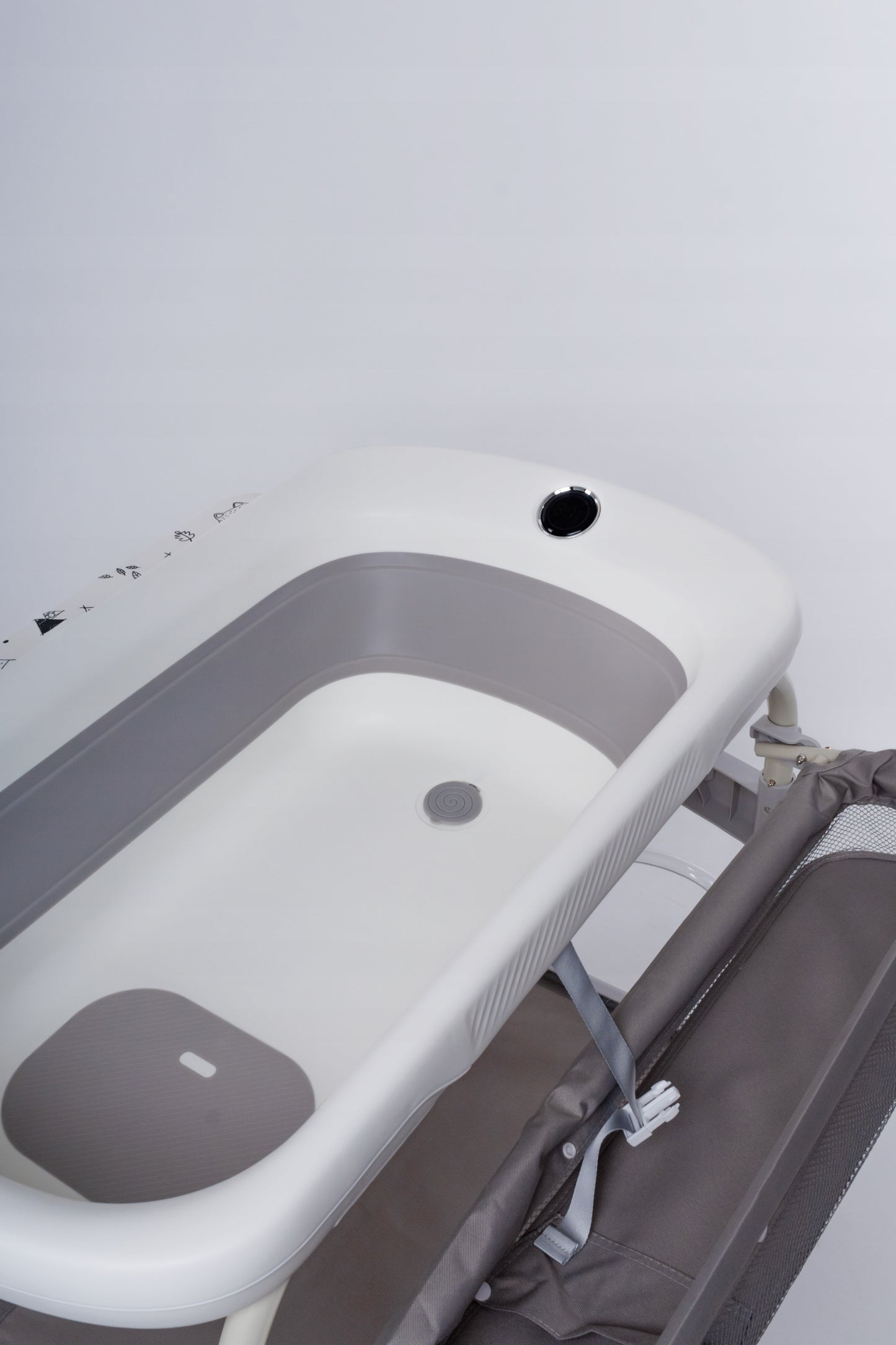 2in1 vonelė su stovu ir pervystymo stalu, su termometru, sulankstoma, su ratukais