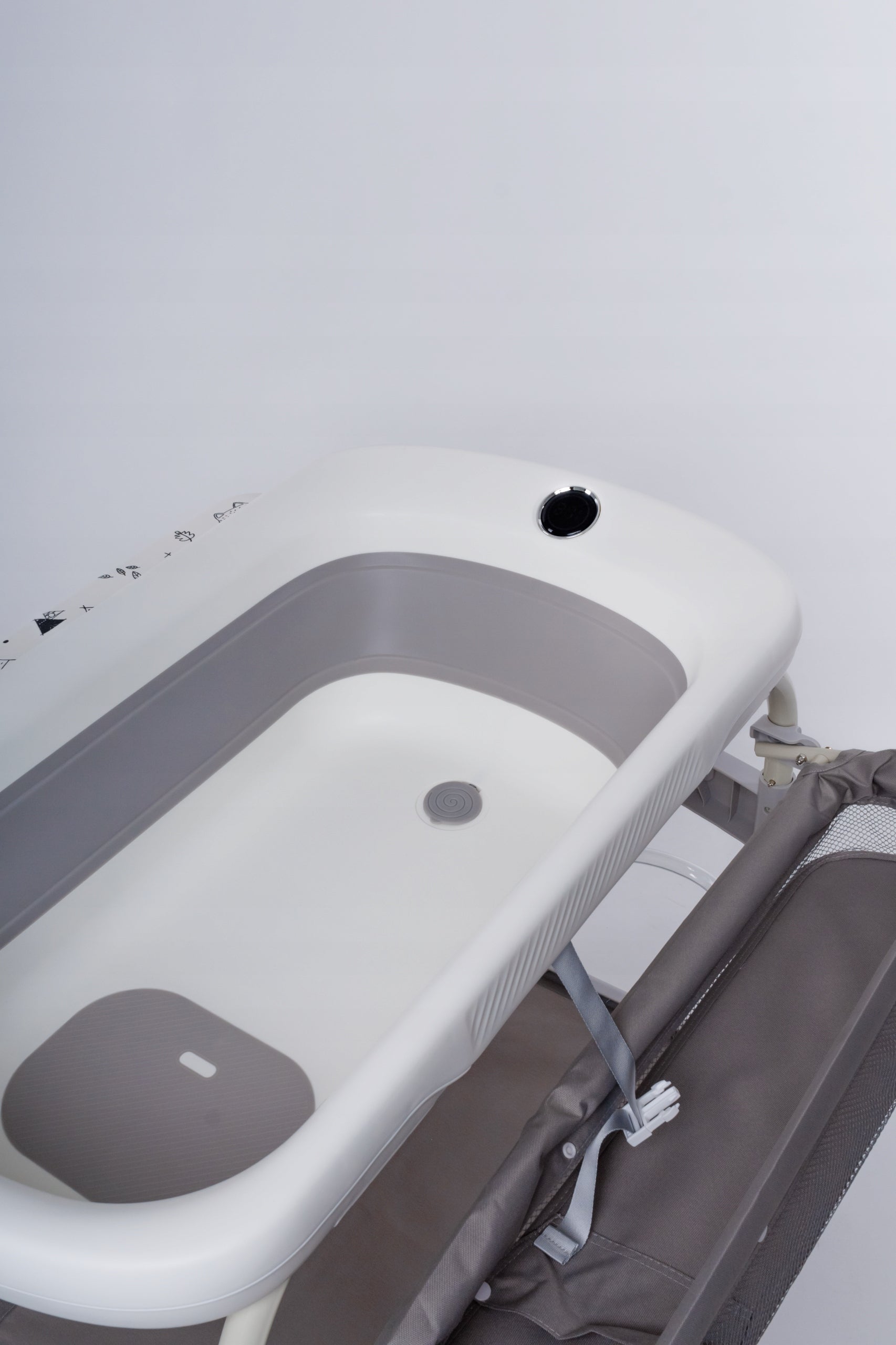 2in1 vonelė su stovu ir pervystymo stalu, su termometru, sulankstoma, su ratukais