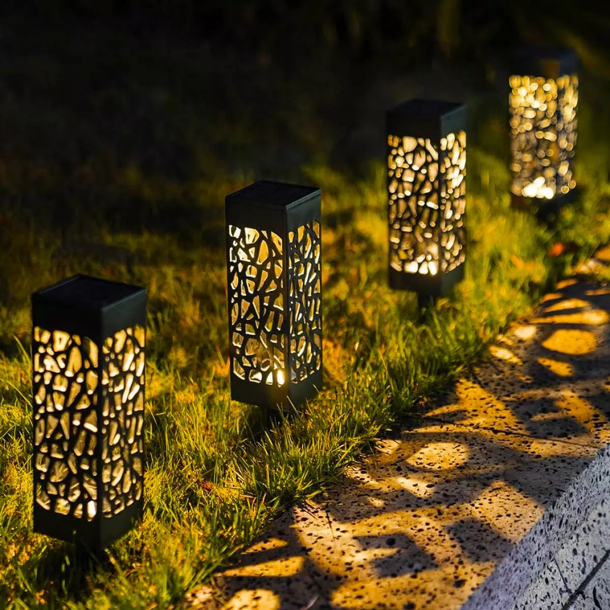 8 szt. Solarna lampa LED do wbijania w ziemię, ogrodowa latarnia ażurowa, barwa CIEPŁA