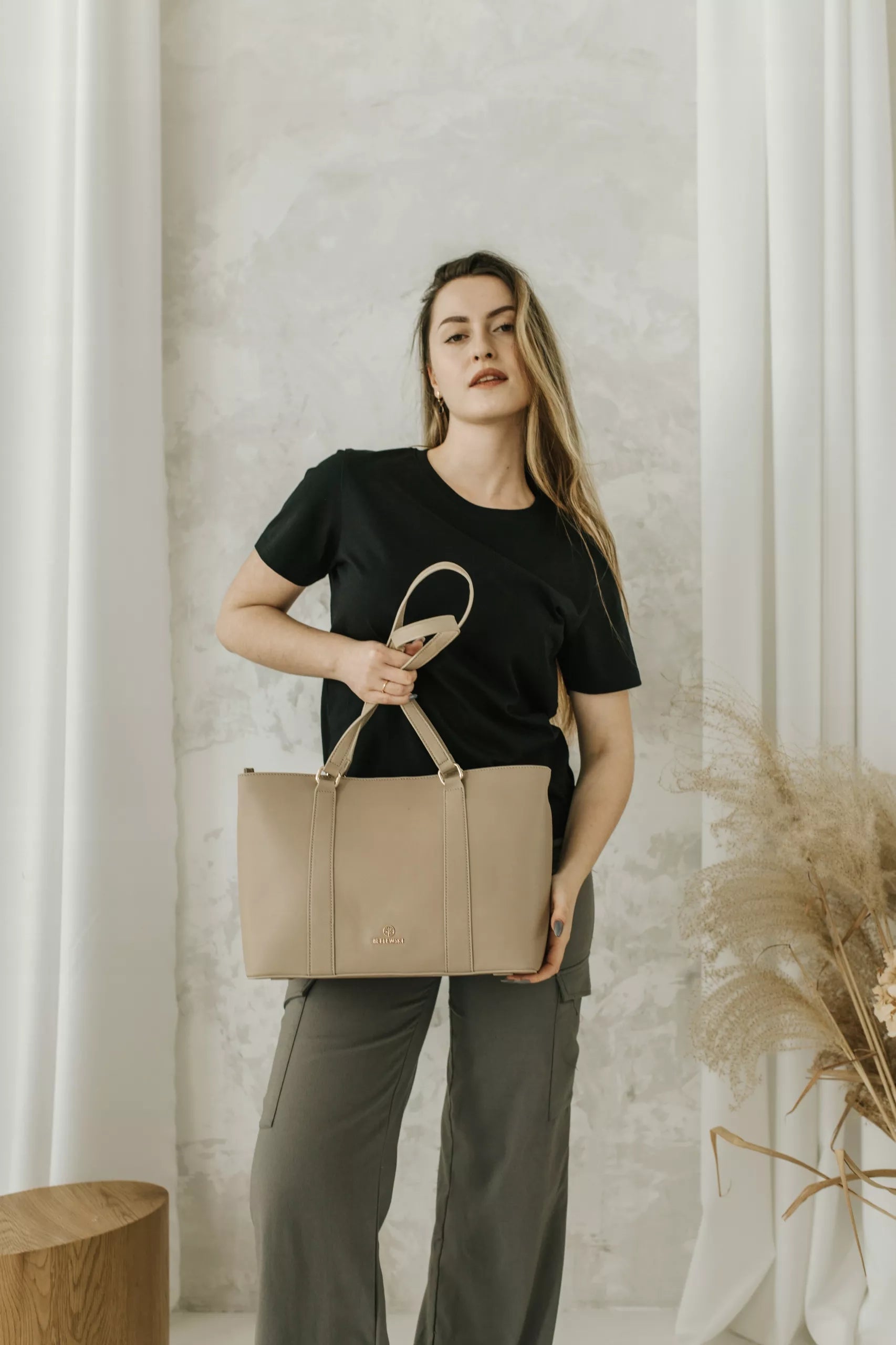 BETLEWSKI klasikinė elegantiška moteriška rankinė per petį, smėlio spalvos, su užtrauktuku
