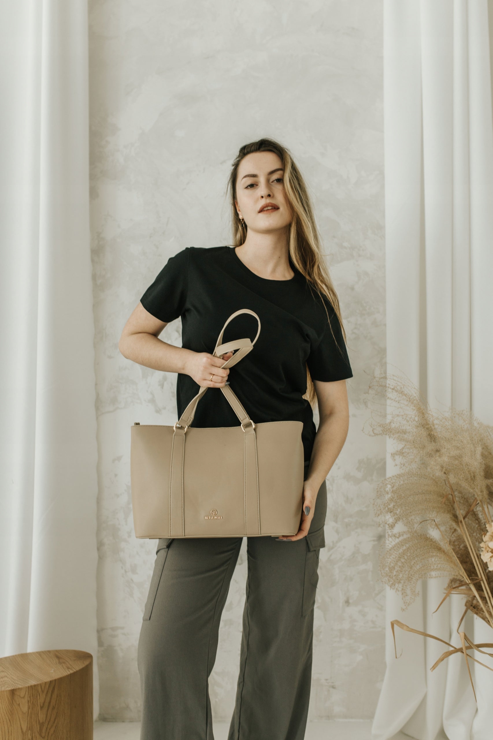 BETLEWSKI klasikinė elegantiška moteriška rankinė per petį, smėlio spalvos, su užtrauktuku