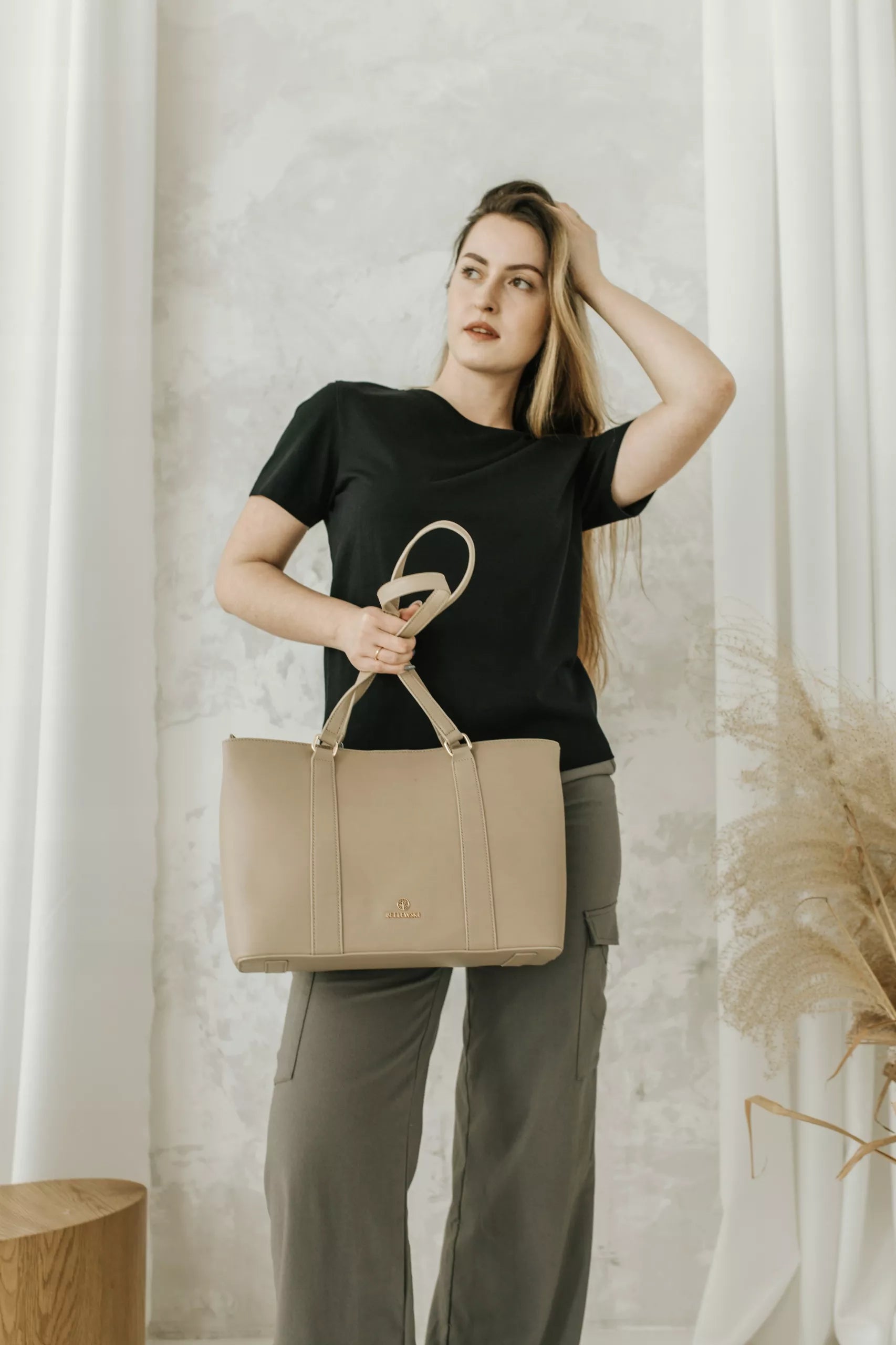 BETLEWSKI klasikinė elegantiška moteriška rankinė per petį, smėlio spalvos, su užtrauktuku