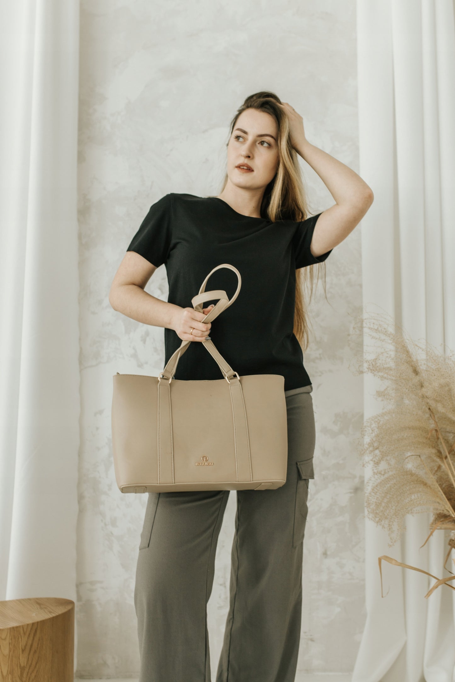 BETLEWSKI klasikinė elegantiška moteriška rankinė per petį, smėlio spalvos, su užtrauktuku