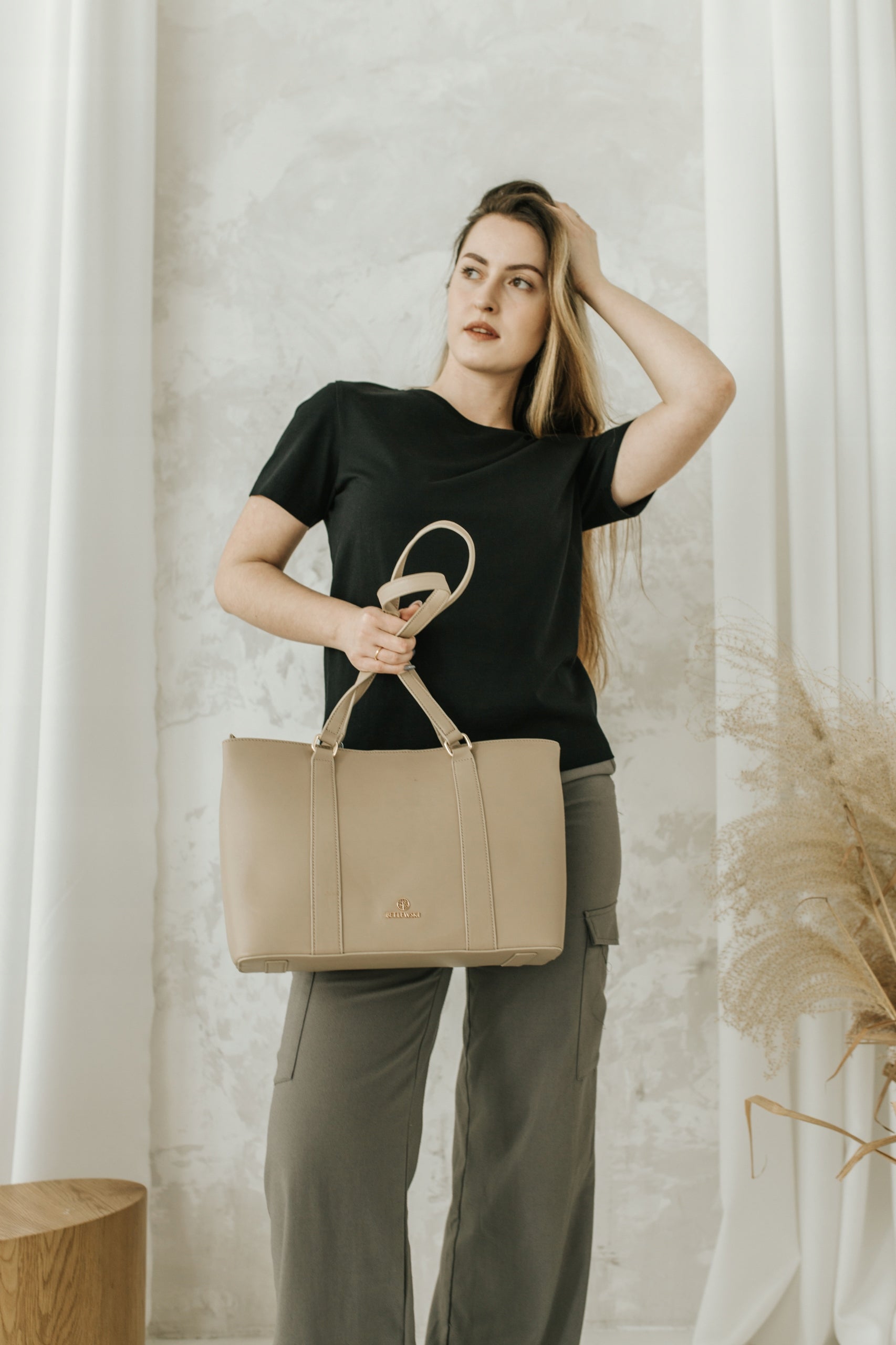 BETLEWSKI klasikinė elegantiška moteriška rankinė per petį, smėlio spalvos, su užtrauktuku