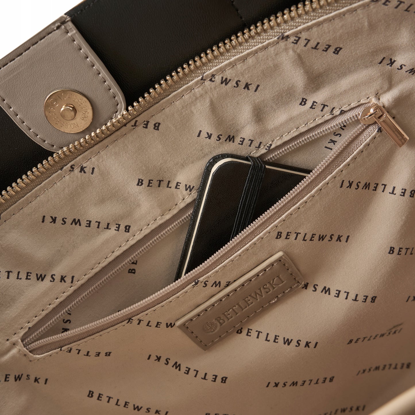 BETLEWSKI klasikinė elegantiška moteriška rankinė per petį, smėlio spalvos, su užtrauktuku