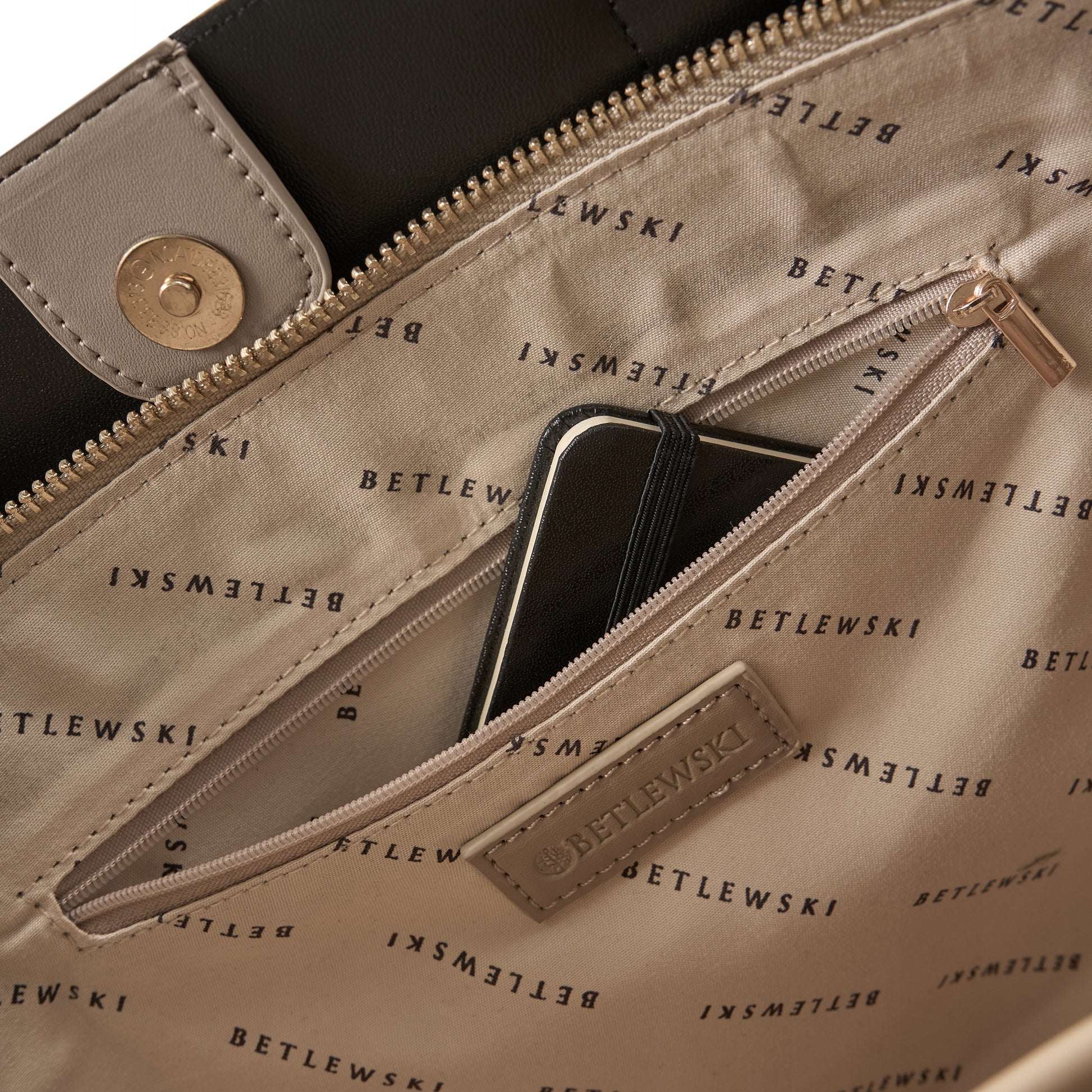 BETLEWSKI klasikinė elegantiška moteriška rankinė per petį, smėlio spalvos, su užtrauktuku