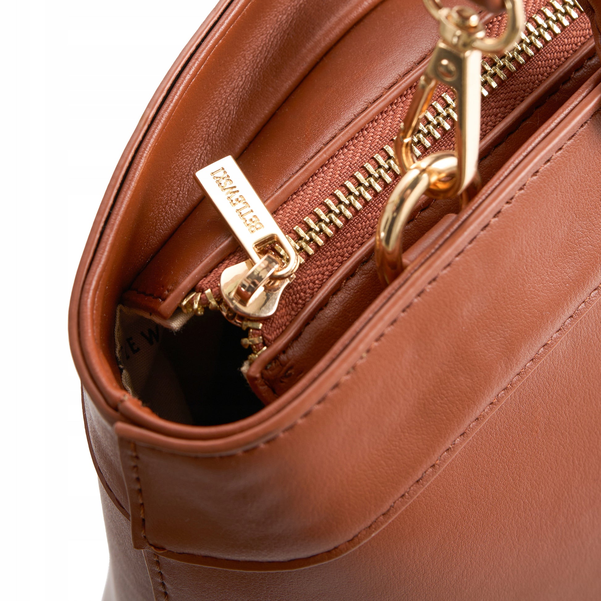 Klasikinė moteriška rankinė ant peties Betlewski, ekologiškos odos, konjako spalvos