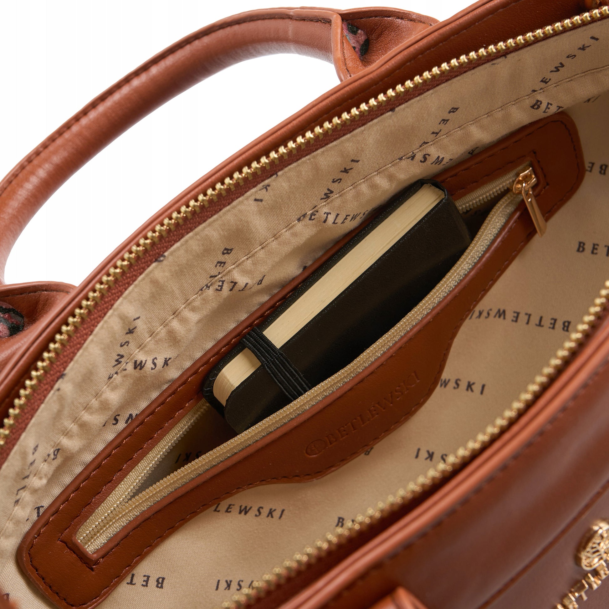 Klasikinė moteriška rankinė ant peties Betlewski, ekologiškos odos, konjako spalvos