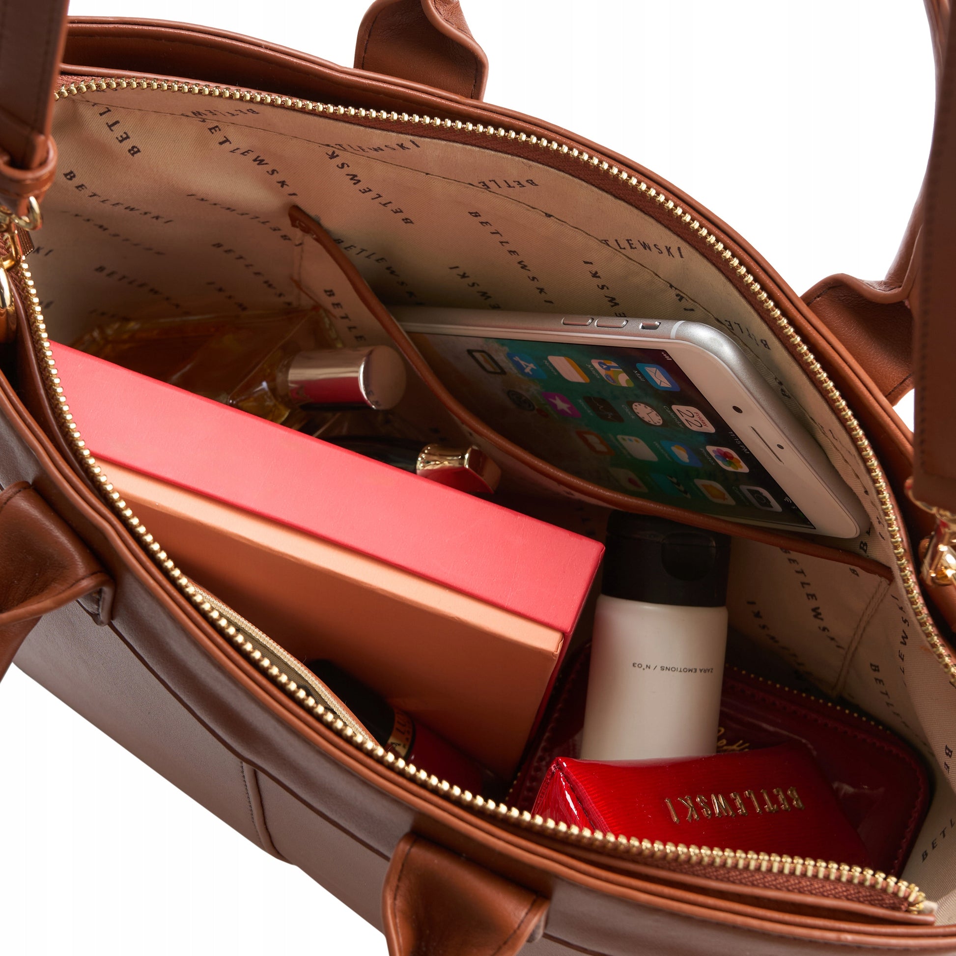 Klasikinė moteriška rankinė ant peties Betlewski, ekologiškos odos, konjako spalvos