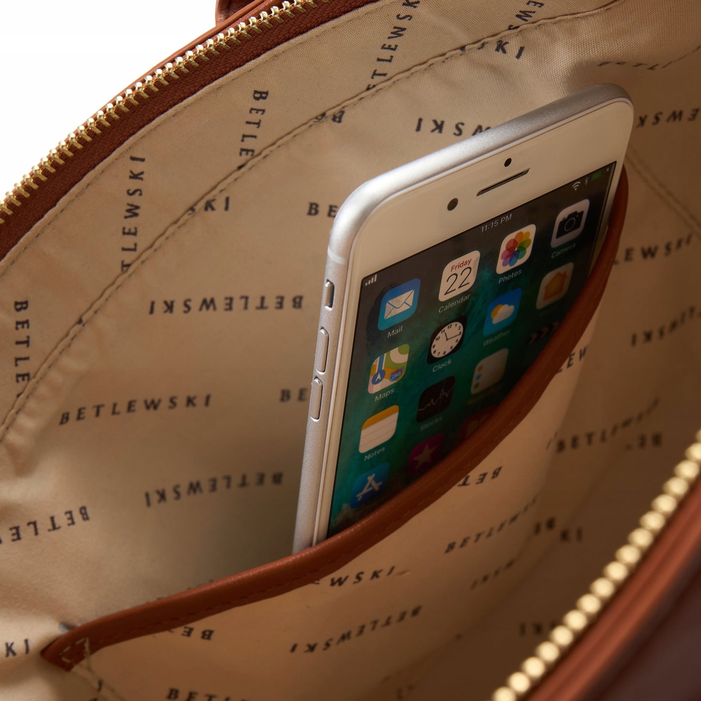 Klasikinė moteriška rankinė ant peties Betlewski, ekologiškos odos, konjako spalvos