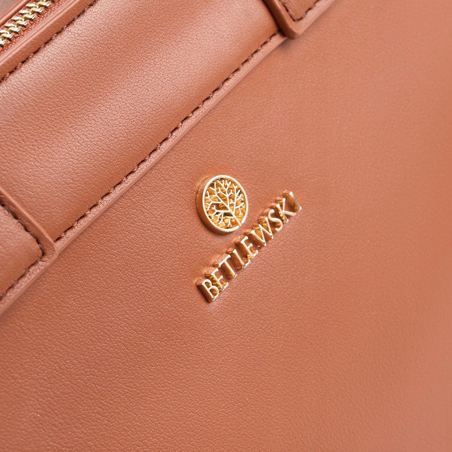 Klasikinė moteriška rankinė ant peties Betlewski, ekologiškos odos, konjako spalvos