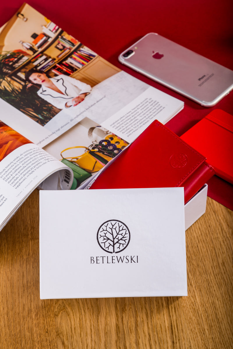 Maža odinė moteriška piniginė kortelėms ir dokumentams, supakuota dėžutėje dovanai Betlewski