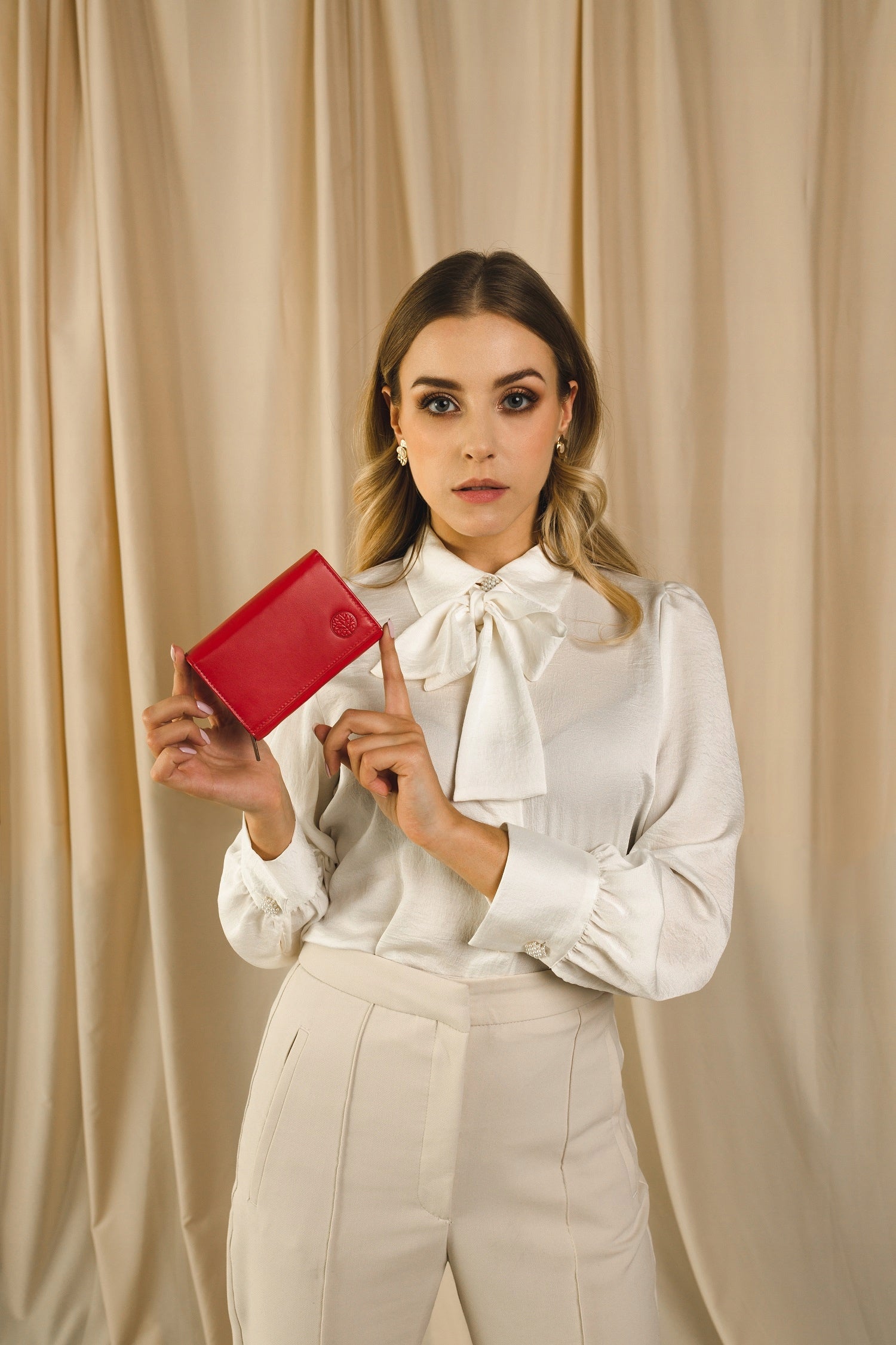 Maža odinė moteriška piniginė kortelėms ir dokumentams, supakuota dėžutėje dovanai Betlewski