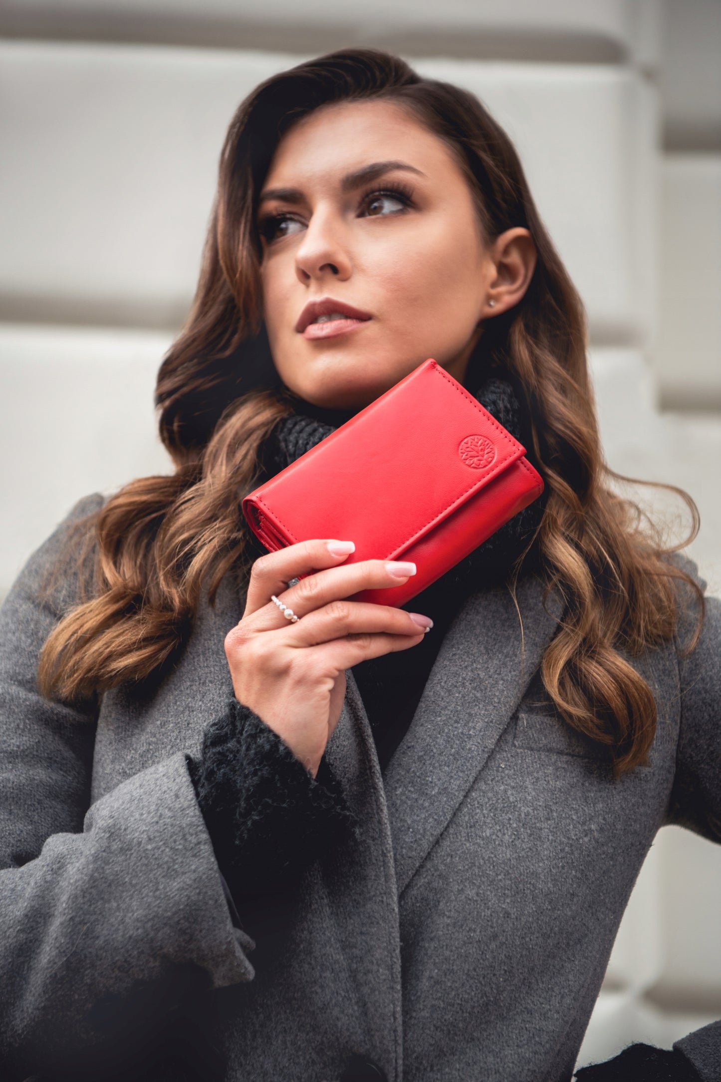 Maža odinė moteriška piniginė kortelėms ir dokumentams, supakuota dėžutėje dovanai Betlewski