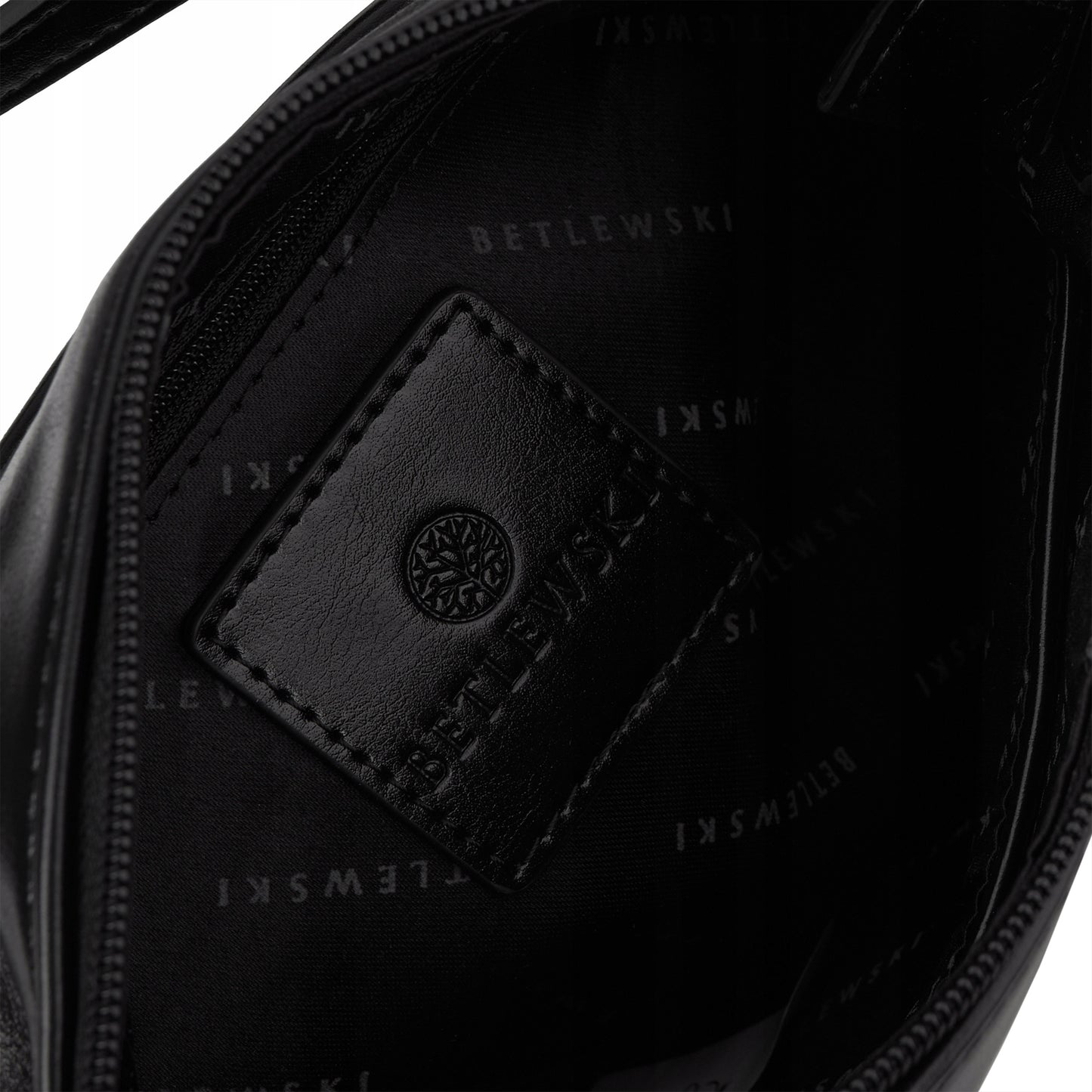 BETLEWSKI moteriška rankinė iš lygios ekologiškos odos, reguliuojama, skirta nešioti rankoje, vizitinė