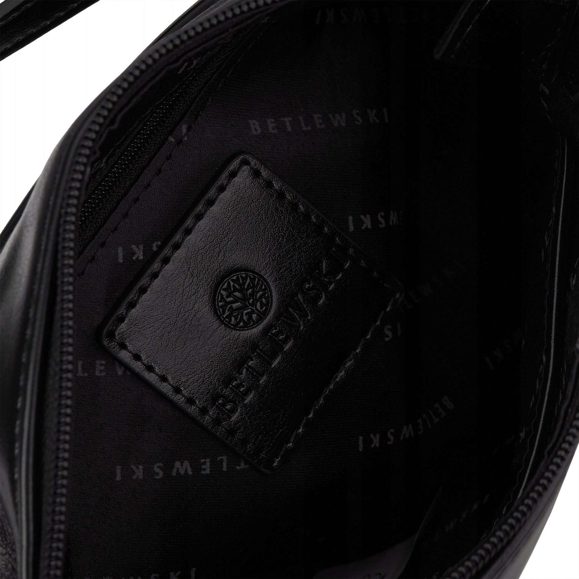 BETLEWSKI moteriška rankinė iš lygios ekologiškos odos, reguliuojama, skirta nešioti rankoje, vizitinė