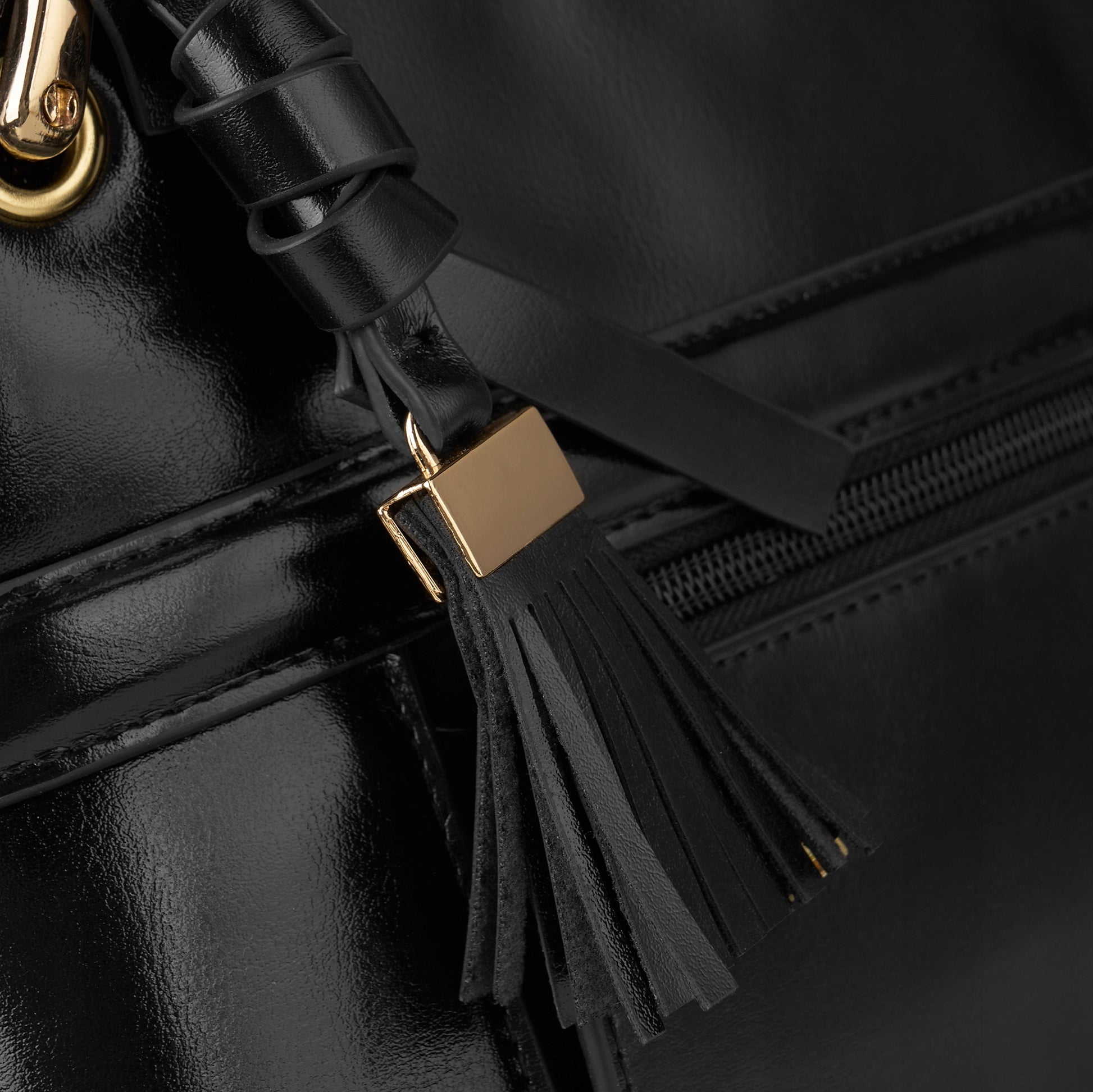 BETLEWSKI moteriška rankinė iš lygios ekologiškos odos, reguliuojama, skirta nešioti rankoje, vizitinė