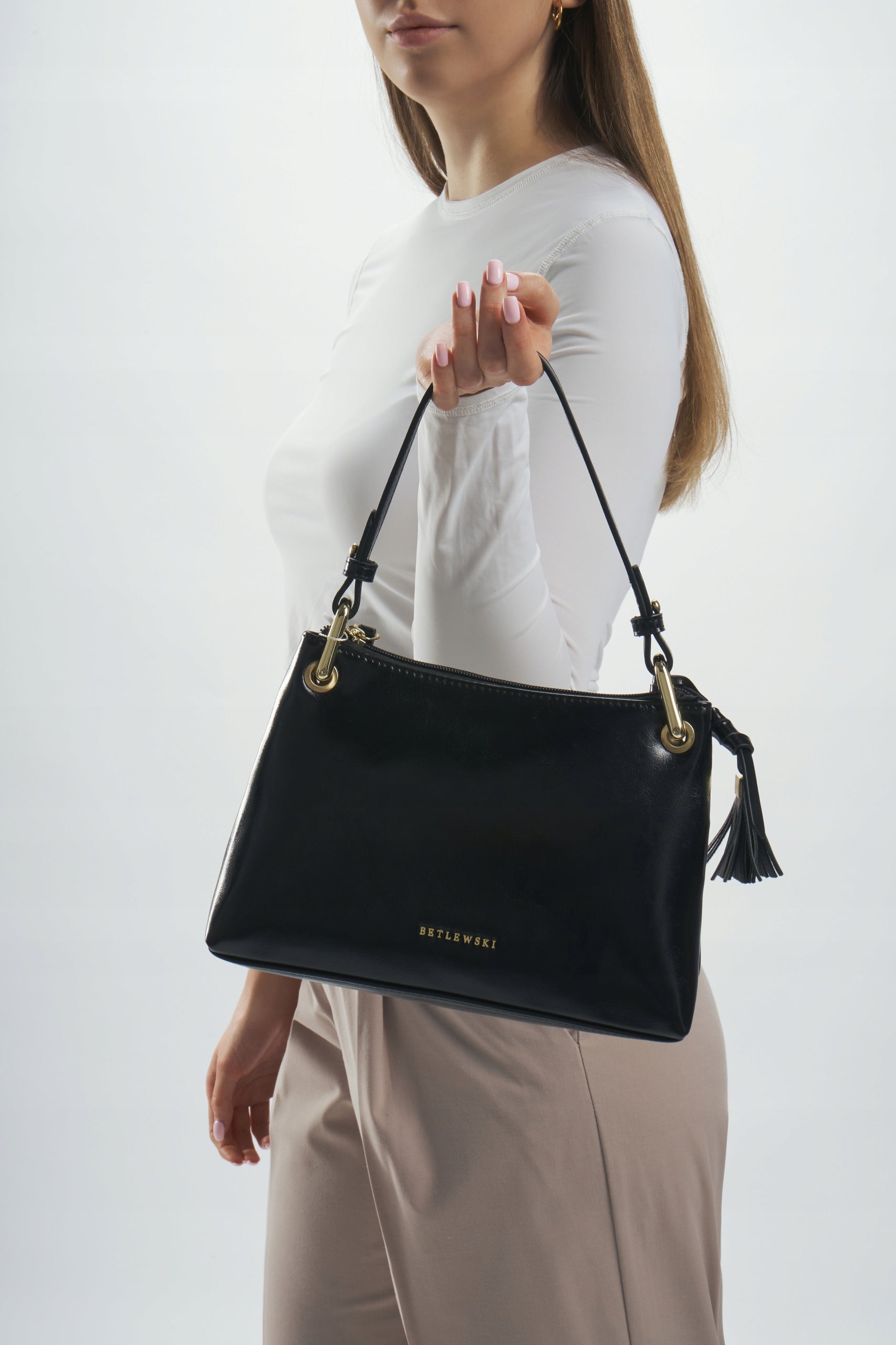 BETLEWSKI moteriška rankinė iš lygios ekologiškos odos, reguliuojama, skirta nešioti rankoje, vizitinė