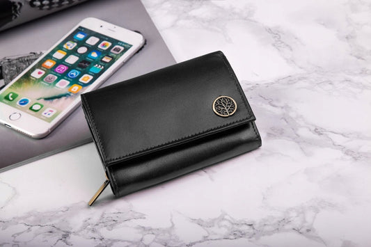 Moterims skirta juoda elegantiška odinė nedidelė piniginė į rankinę Betlewski