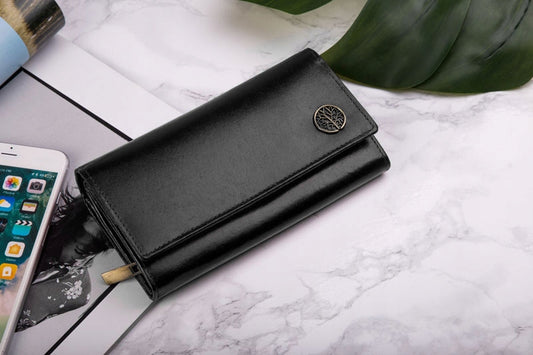 Betlewski moteriška odinė didelė piniginė kortelėms, monetoms, plati, užsegama, su RFID apsauga