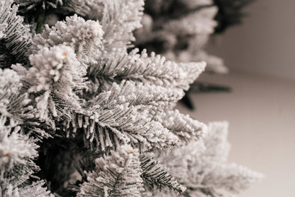 Sniego padengta pušinė eglutė, lyg gyva, 220 cm