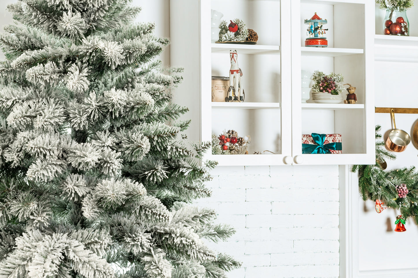 Sniego padengta pušinė eglutė, lyg gyva, 220 cm