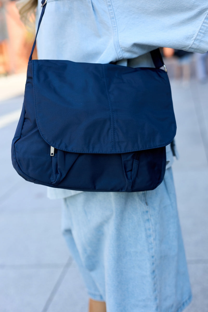 Moteriška rankinė, lengva, medžiaginė pašto rankinė, talpi, su atvartu, Beltimore A4