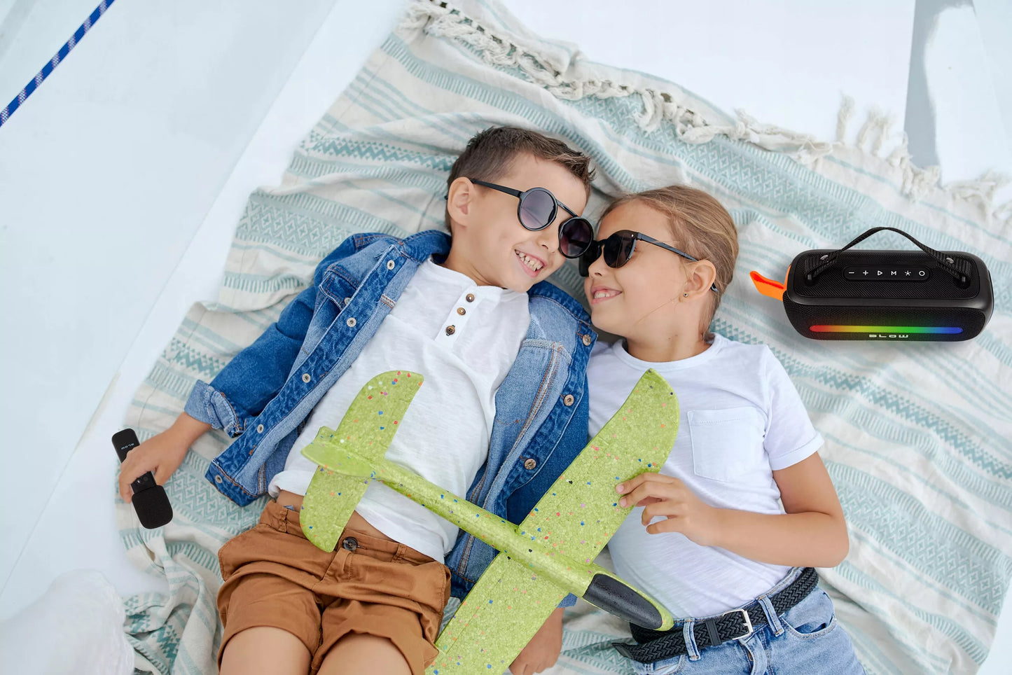 VAIKŲ KARAOKĖ GARSIAKALBIS BLUETOOTH RGB BELAIDIS NEŠIOJAMASIS + MIKROFONAS