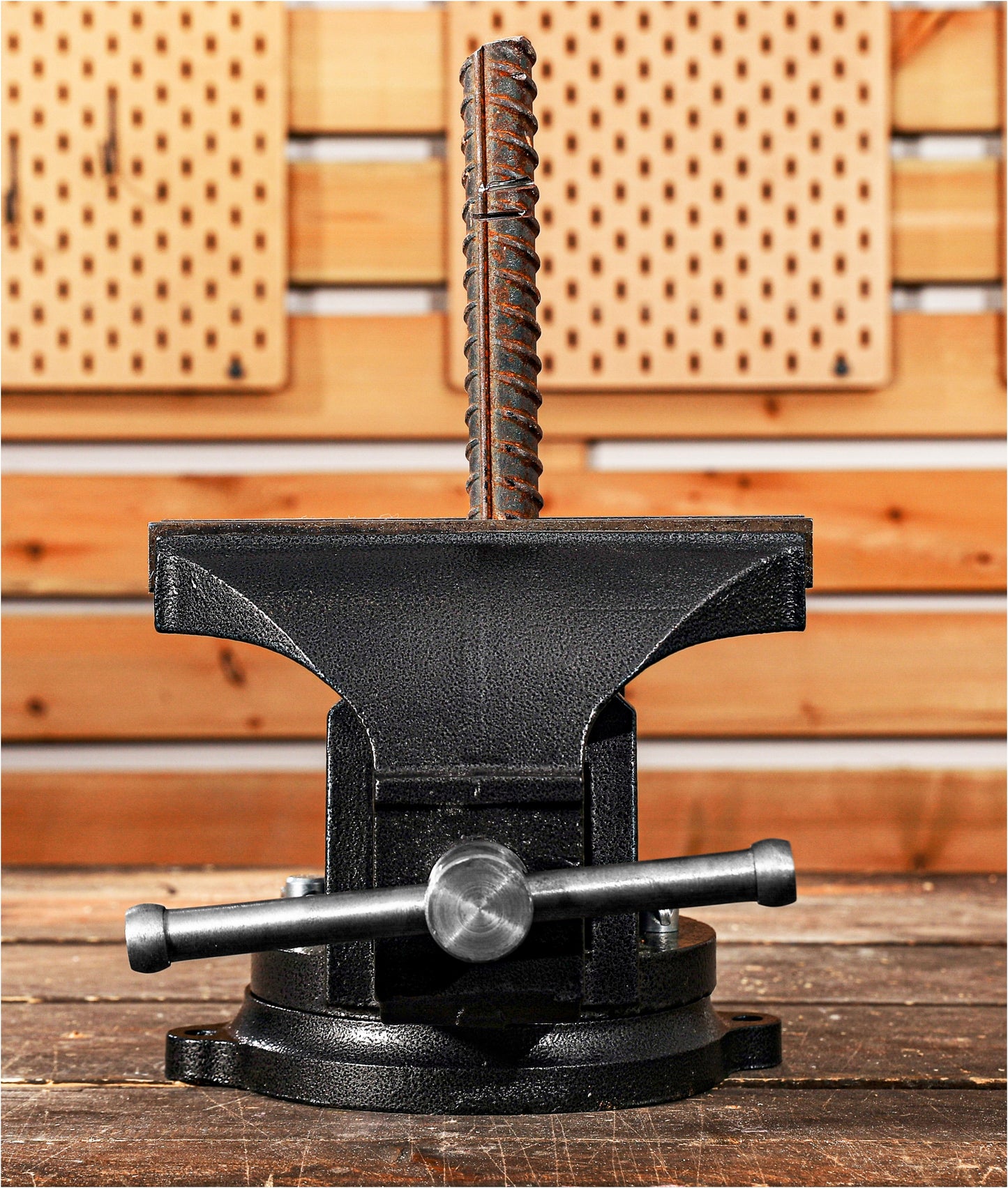 Sukamas metalo apdirbimo spaustuvas su priekalu, 140 mm, 10 kg, ketaus, DEKO