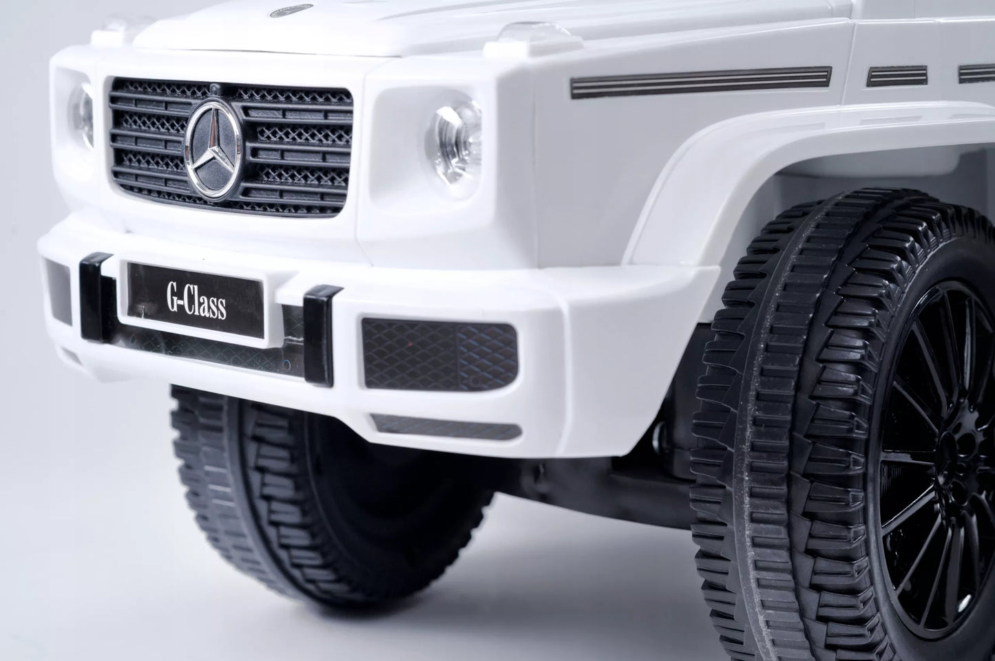 Vaikiškas automobilis stumiamas, automobiliukas MERCEDES su guminiais ratais, odine sėdyne, kaip vaikštynė - puiki dovana