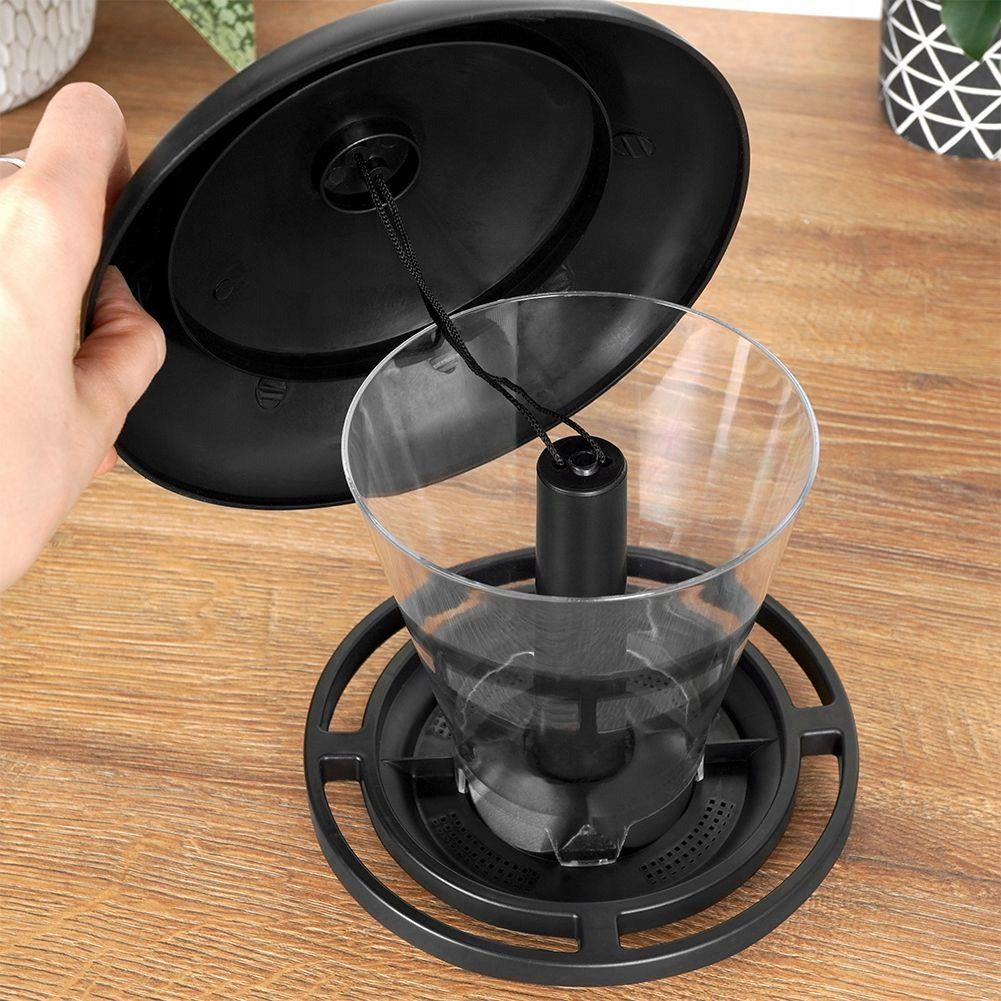 Juodas pakabinamas paukščių lesyklėlės namelis maistui ir sėkloms