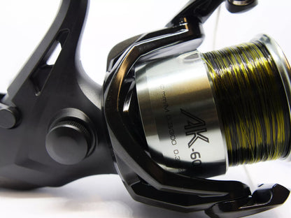 OKUMA AK 6000 ritė su valu + atsarginis būgnelis su laisva eiga PROMO