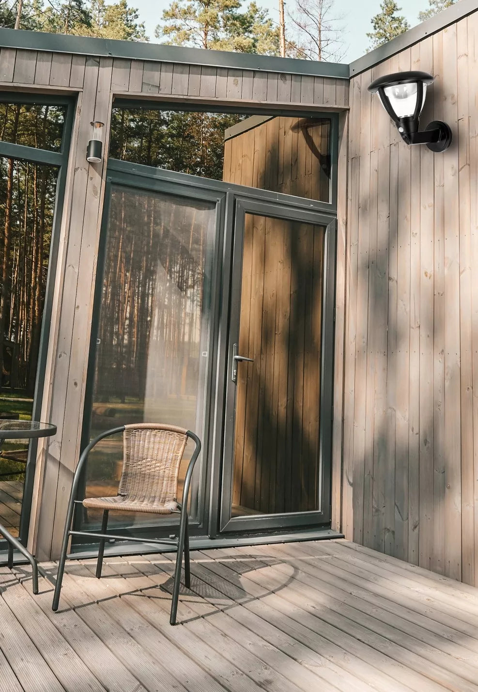 ECOLIGHT saulės energija maitinamas fasadinis LED šviestuvas su judesio ir sutemų jutikliu IP44