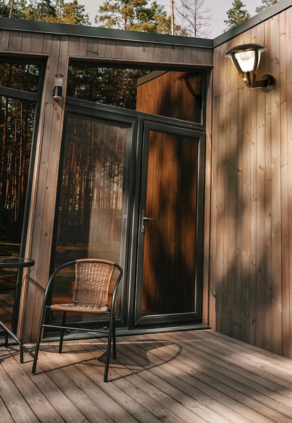 ECOLIGHT saulės energija maitinamas fasadinis LED šviestuvas su judesio ir sutemų jutikliu IP44