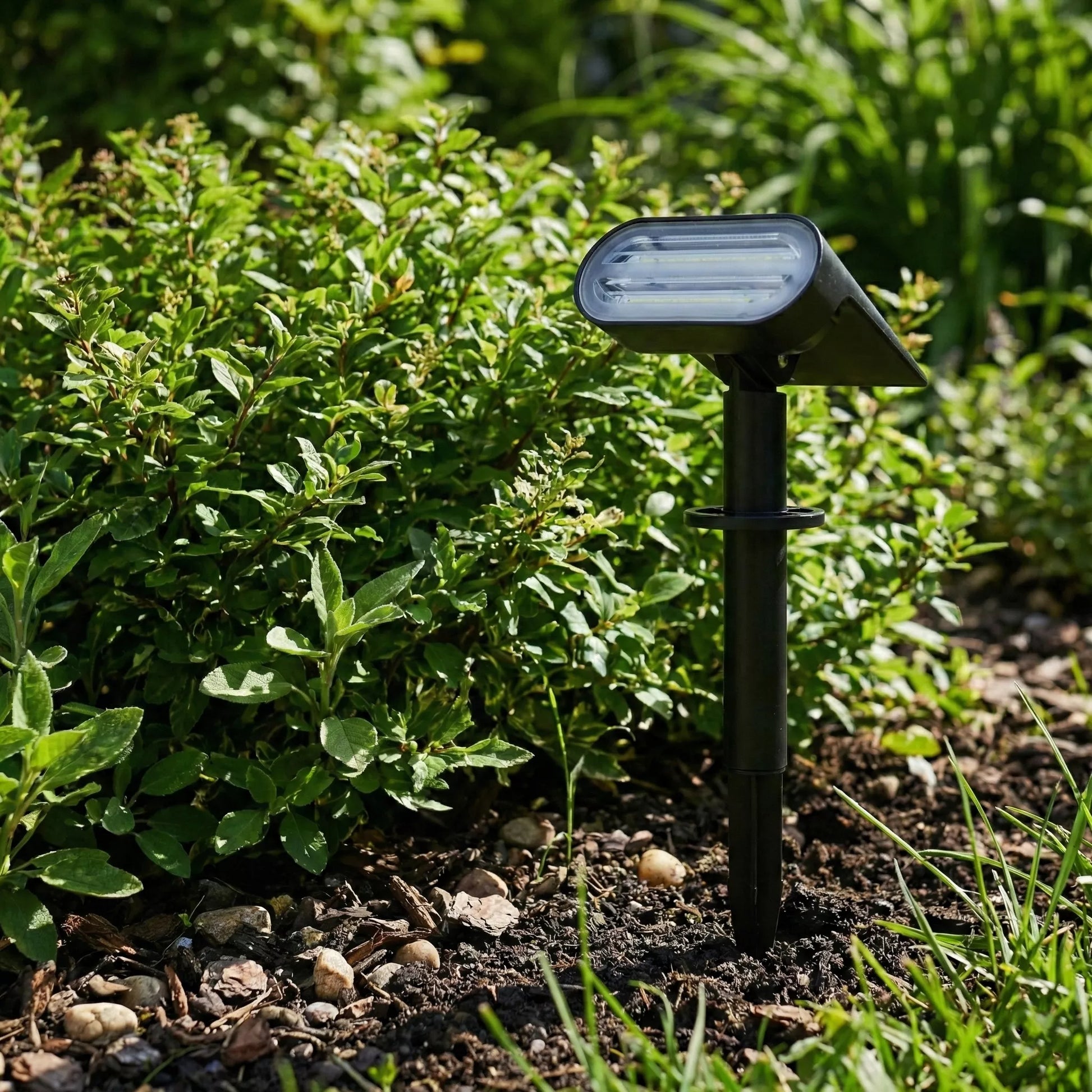 Solarna lampa ogrodowa LED, reflektor i kinkiet ścienny 2 w 1 z czujnikiem zmierzchu