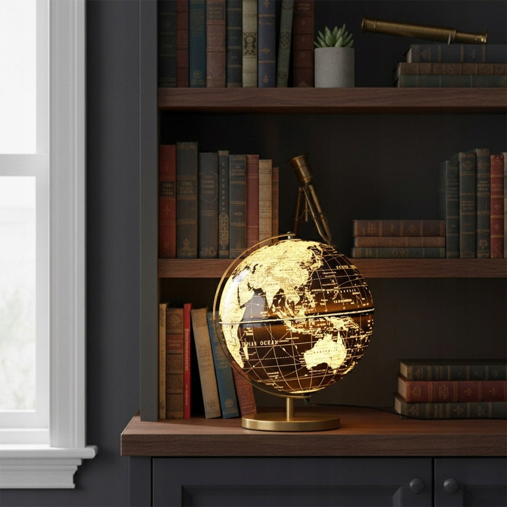 Lempa GLOBUS juoda ir auksinė, šviečianti, apšviesta stalinė lempa ant stalo